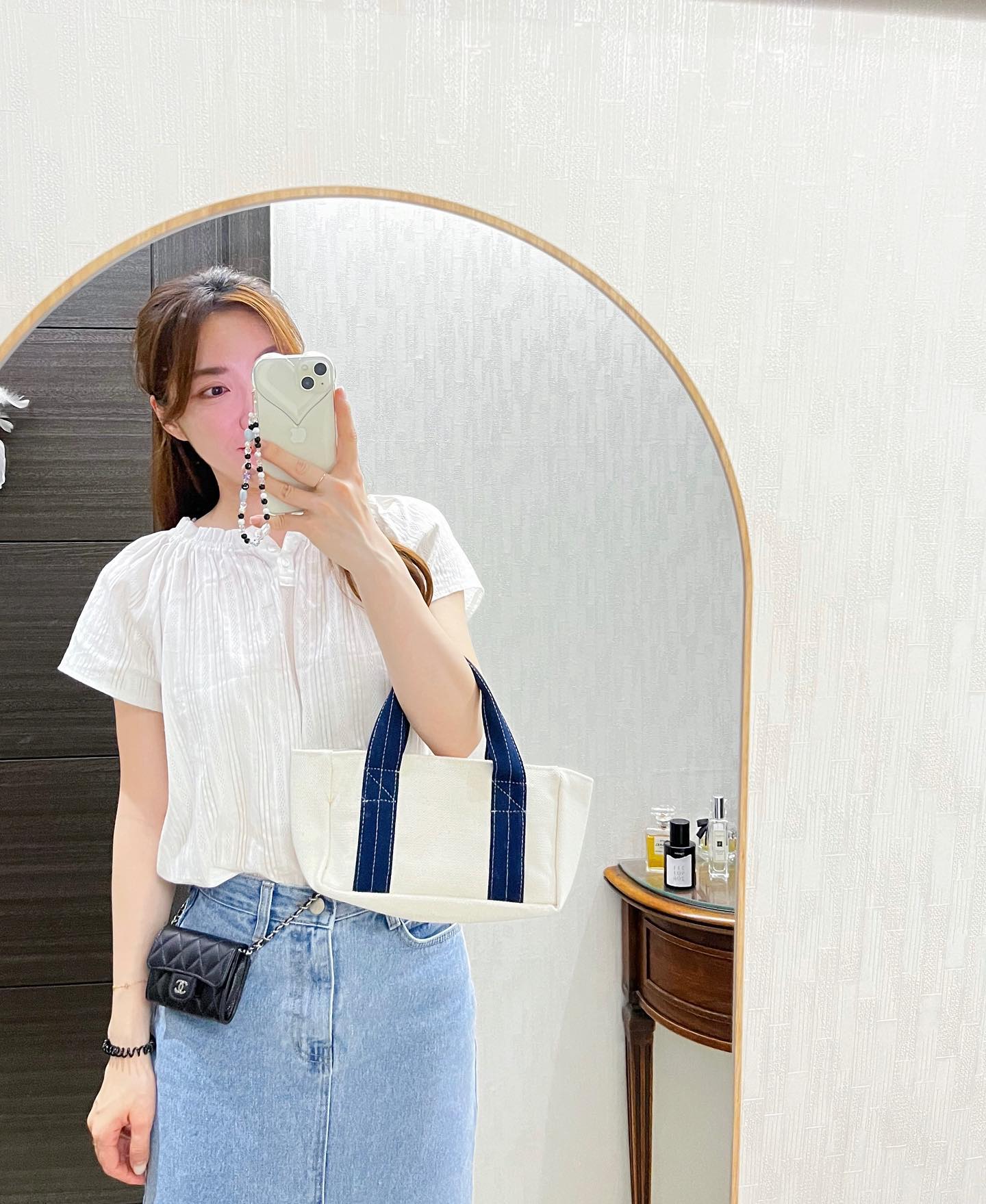 미니백매고 미니백들기 필수👛💞
⠀
사실 샤넬지갑은 체인연결해서 미니백으로 만들었는데 
넘 유용하고 넘 귀엽고 허리끈에 묶고 다니니까 쨩편해서 요즘 데일리백 되어버린 ..🫧🤍🕊️
⠀
⠀
#샤넬클래식 #텀블러백추천 #피크닉룩코디
#미니백추천 #샤넬지갑체인백