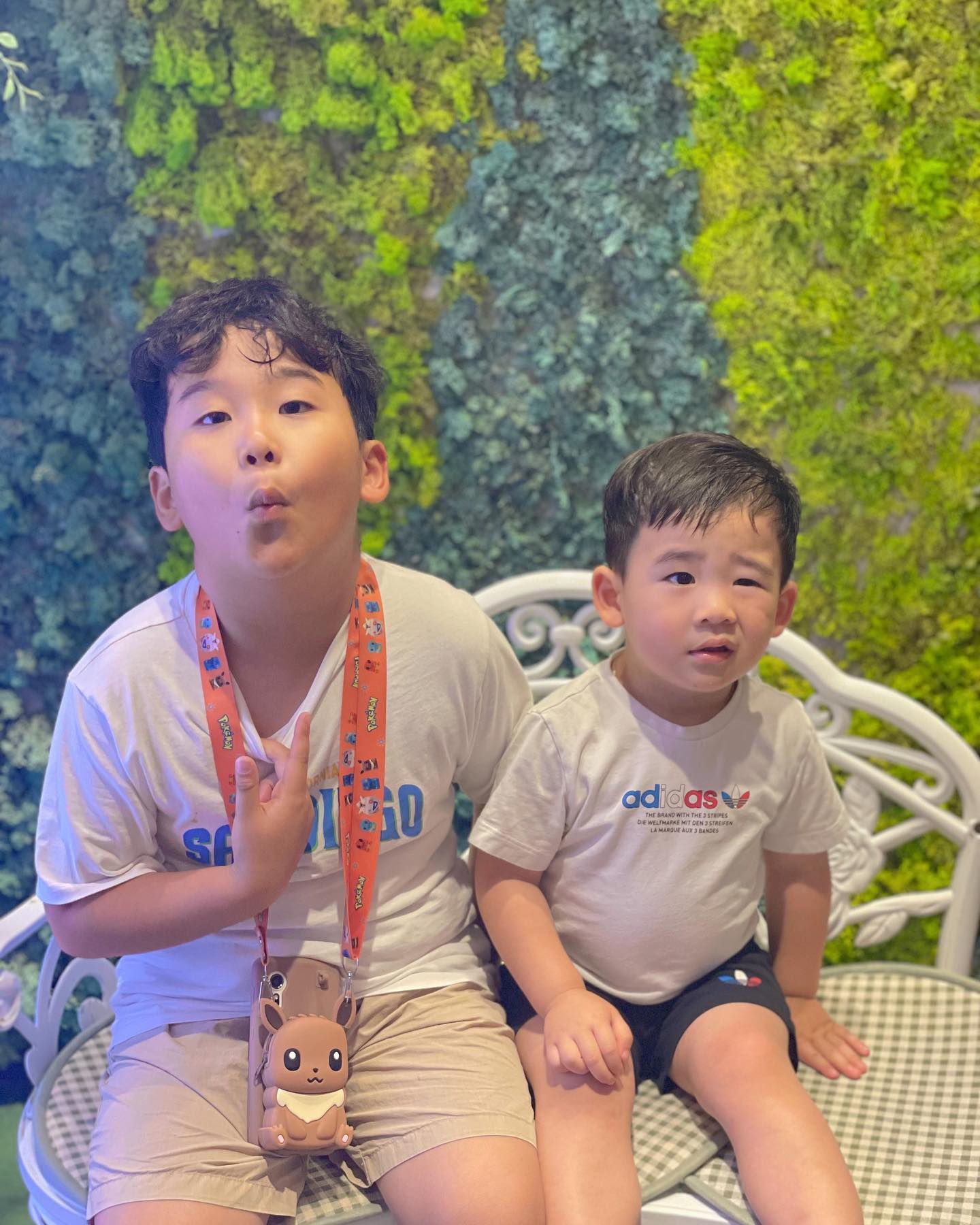 든든🩷❤️🧡💛💚
밥 먹고 나오는 길인데 이랗게 땀을 많이 흘리고  놀다 나올 일 ✌🏻#아들둘 #실은아들셋#자꾸혼내서미안해#더잘해줄게❤️