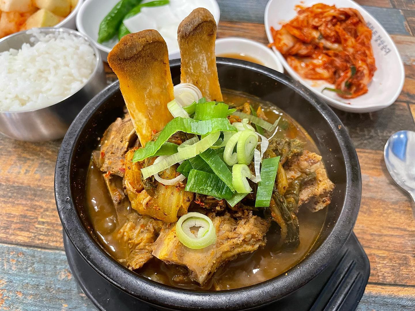 비오는 날에는 따끈하고 얼큰한 뼈해장국☔️
#다산 #백한돈순대국 #감자탕 

해장국을 잘 찾아먹진 않는데,
1년에 한 두번씩은 꼭 땡기는 날이 있당

그래서 찾아가본 곳 !

구리시 맛자랑 경연대회에서 최우수상을
받았다고해서 기대를 너무 했나 🤔

뼈해장국은 크게 특별한 맛은 못느꼈당
다음번엔 순대국을 도전해보는걸로 :)