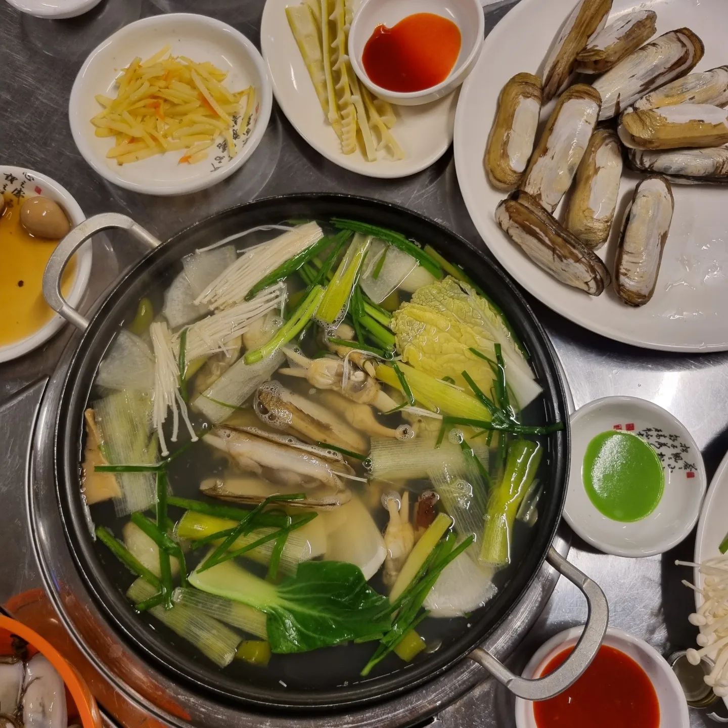 #협찬
#먹스타그램 #술스타그램
항상 구워먹기만하던 맛조개를 샤브샤브로 먹을 수 있는 순천 유일 맛조개샤브샤브 맛집!
​
계절 해산물 전문 실내포차라서 새조개나 쭈꾸미도 샤브샤브로 먹을 수 있음
​
#맛조개샤브샤브 는 처음인데 구워먹는것보다 훨씬 부드러움!
​
구워먹어도 맛있지만 샤브샤브가 짱이고나 히히 
-
❣️#너랑나랑포차
​❣️전남 순천시 대석4길10-1
❣️010-2670-5748
❣️매일 16:00~00:00
 (매월 둘째, 넷째 주 수요일 휴무)
-
#순천 #순천맛집 #순천연향동맛집 #순천금당맛집 #순천현지인맛집 #순천계절음식맛집 #순천제철음식맛집
#오늘아님​​​​​​​​​​​​
