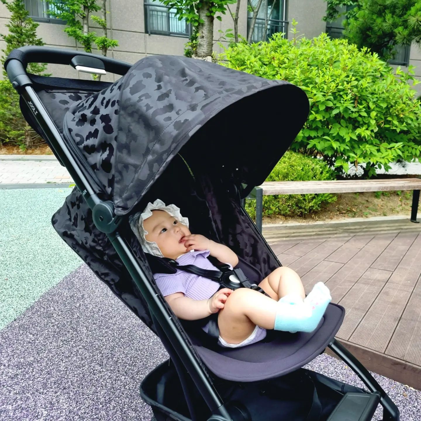 울아기 새 유모차로 첫 놀이터 나들이.👩‍👦
발가락 미식가🦶👶
줄즈 에어플러스 르네상스 에디션
레오파드 무늬 🐆가 평범하지 않아서 마음에 든다.
100% 버려지는 플라스틱을 재활용한 패브릭이라니 믿어지지 않는다.
카본 자전거처럼 6kg🕊의 가벼운 중량과 작게 폴딩되는 본체는 휴대성을 높여주어 어디라도 들고가고 싶다. 트렁크에도 쏙~

눕기 싫어하는 5개월 울아기. 이제 가끔 앉아서 태워서 백화점 돌아다닐 때 가지고 다녀야겠다.

#joolz #myjoolz #myjoolz_korea 
#줄즈 #에어플러스 #유모차 #유모차추천 #내돈내산
#5개월아기 #르네상스에디션
