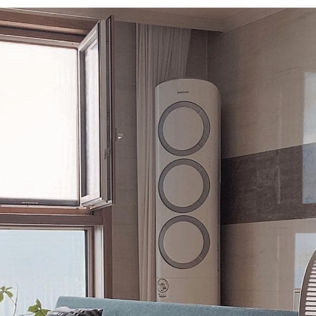 ʏᴏᴜɴɢ | home 🛋️ on Instagram: "_ 여름이면 더위를 많이 타는 우리집 세 남자들을 위한 필수가전 써큘레이터다 국내 유일 액정 리 모콘 선풍기로, 액정을 통해 직관적으로 조절이 가능하며