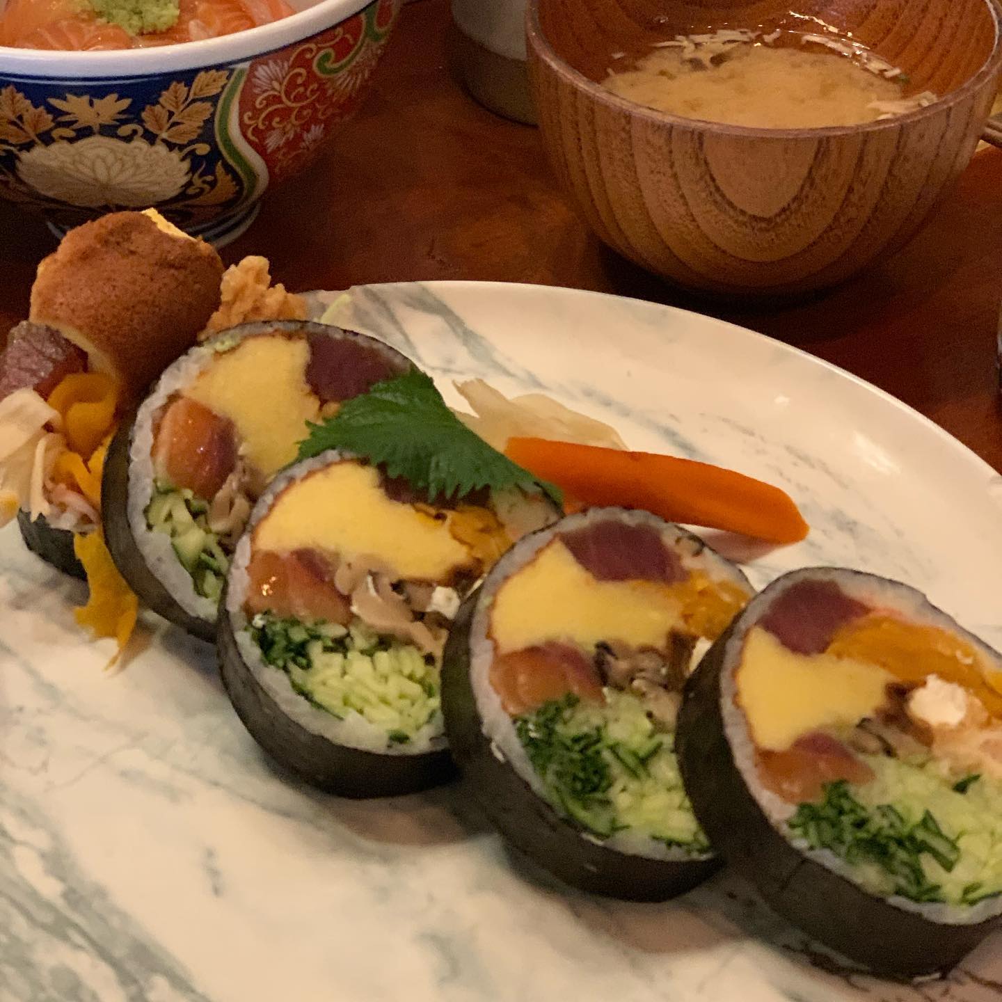 누가 예쁘게 말아주는 #후토마끼 
그냥 #김밥 싸는것도 어려운데 어떻게 이렇게 통통하게 잘 싸지??
