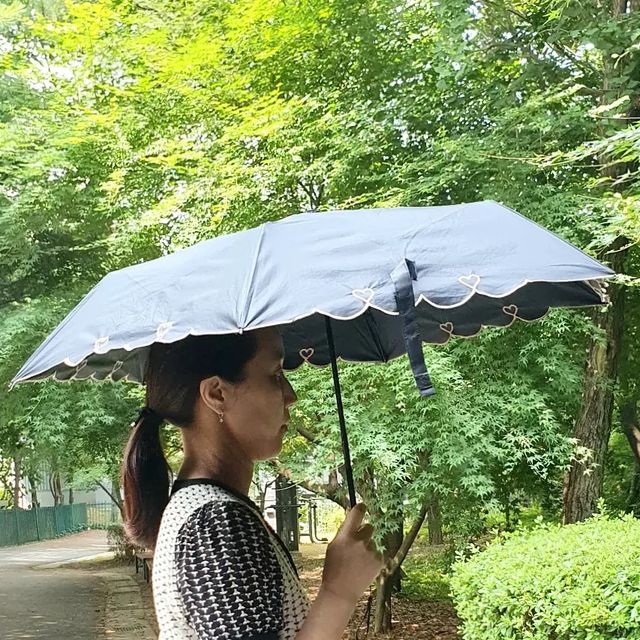 에스겔 & 루디아 공간 on Instagram: "#광고 #크로커다일양산 @rf_umbrella 뜨거워도 넘 뜨거운 햇살 ㅜㅜ 모자와 선글라스로 해결이 안되어 양산이 필템인데요. 러블리한 하트자수 뿅뿅!! 작은 사이