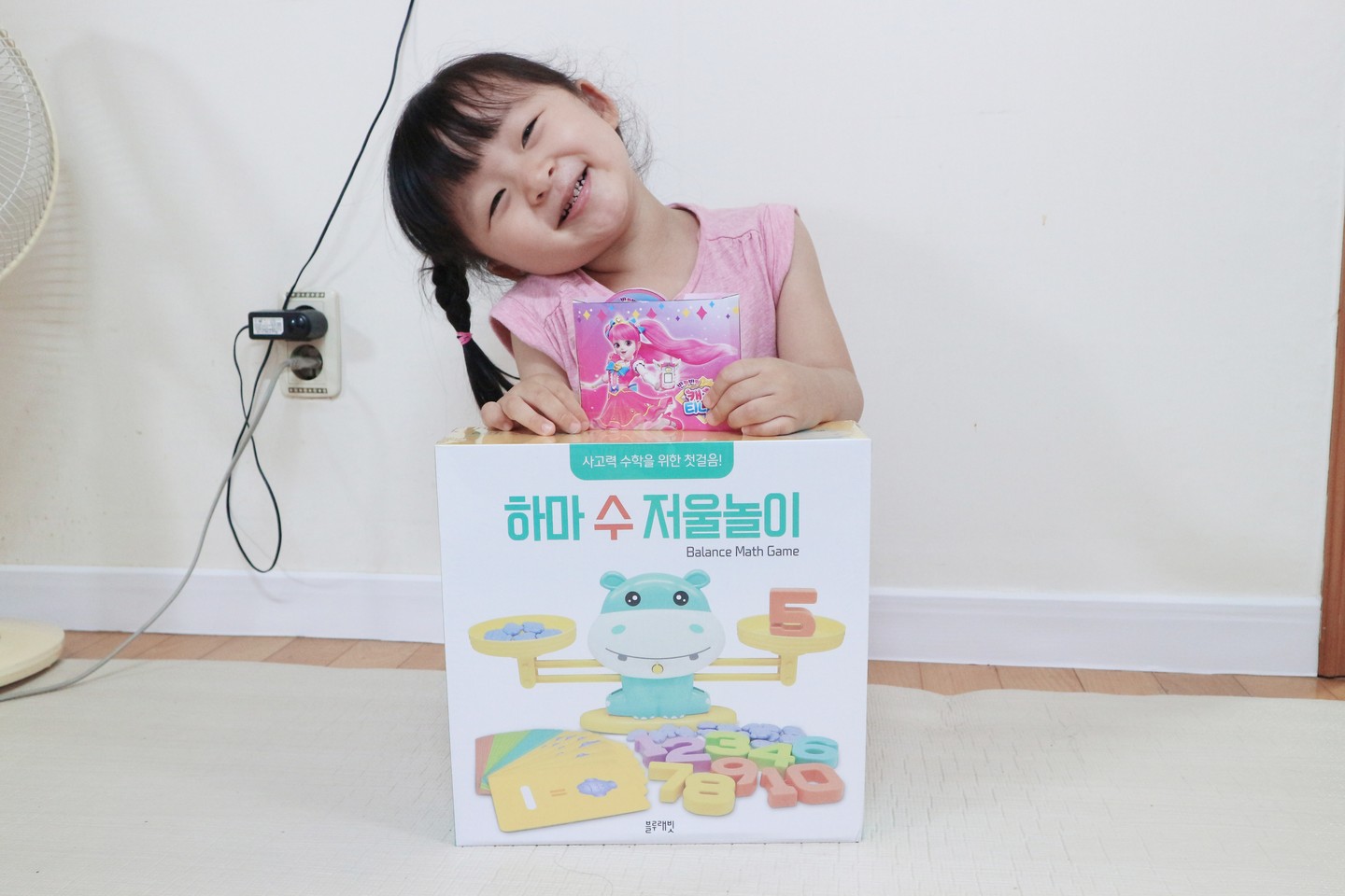 .
#블루래빗 #캥거루스쿨 #협찬
#유아전집 #유아교구
.
.
<캥거루스쿨> 풀세트 내에
창의, 한글, 수학 총 3개 영역으로 나뉘어있어서
카테고리가 비교적 학습적 목적이 느껴지는 구조로 되어 있었다
.
​.
그렇다고 굉장히 아이에게 공부를 주입하는 내용은 아니고
정말 블루래빗 브랜드 명성답게
장난감 다루듯이 놀이하다보면
자연스럽게 학습적 두뇌활동을 하는 스타일
.
.
특히 나는 블루래빗이 마음에 들었던 이유가
엄마와 함께 놀이활동을 풍성하게 하면서
아이와 함께 그 내용을 깊이있게 빌드업해갈 수 있는
콘텐츠라는 점이 너무 마음에 들었다
.
.
.
.
#육아 #육아스타그램 #육아일상 #책육아 #책스타그램 #5살 #5세
