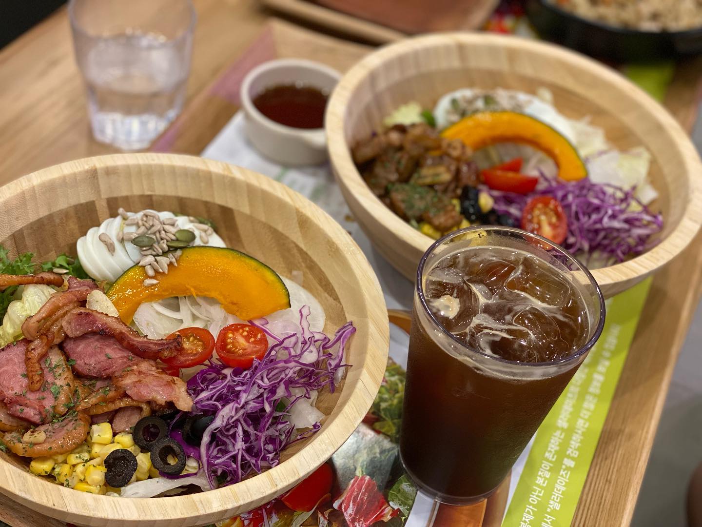 #첫줄
#협찬

알록달록 신선한 야채 듬뿍 볼에 담아 맛있는 드레싱 휘릭 뿌려 먹으면 을마나 맛있게유~
아이들도 넘나 맛있게 먹었던 #목살불고기필라프 와 #치킨카레필라프 너무 맛있었다며 집에와서도 또 얘기하네요 ㅎㅎ 
또 먹으러 가자 똥강아지들아😍

🎀샐러데이즈 평택고덕점
📍경기 평택시 고덕중앙로 294 삼성에이아이센터 120호
☎️0507-1487-8014
📍영업시간 
월,화,수,목,금 : 07:00-20:30
토,일 : 08:00 - 20:30
💡지역화폐(지류,카드,모바일), 제로페이,단체석, 주차, 포장, 배달, 예약, 무선 인터넷, 남/녀 화장실 구분

#평택고덕맛집#고덕샐러드맛집#고덕필라프맛집#고덕샐러데이즈

블로그도 운영중입니다 놀러오세용(링크 프로필에 있쪄용^^)
