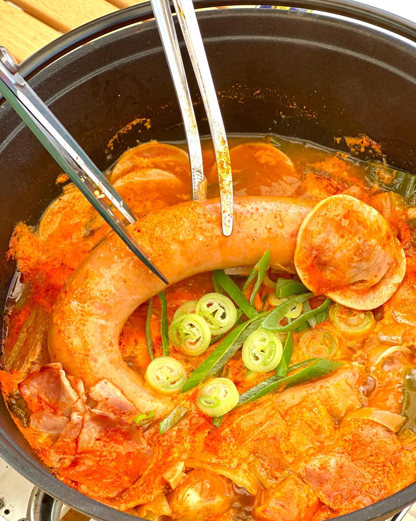 #제품제공

내돈내산하는 #존쿡 

이번엔 #킬바사부대찌개 를 먹어봤는데요
존쿡 #킬바사 는 제가 잠봉샌드위치 다음으로
좋아하는 제품이에요!

통통하고 약간의 매콤한 맛이 있어 
느끼하지도 않거든요!

그런 킬바사가 통째로 들어간 부대찌개!
사골육수와 체다치즈를 넣은 육수라 
더 깊은 맛이 나더라구요!

역시나 가장 좋은건 그냥 넣고 끟이기만 
하면 된다는거죠?