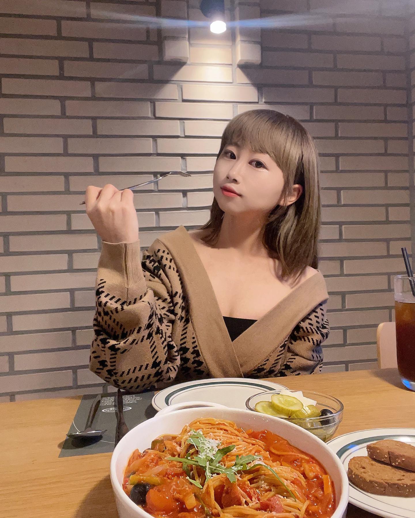 #협찬 오픈 키친과 넓은 매장에 프라이빗 한 공간까지 있는 대구 죽전역 맛집 캐서롤 앤 모어🍴
샐러드, 파스타, 라이스, 스테이크, 피자 등 다양한 메뉴에 어린이용 메뉴까지 준비되어 있어요 :)

비스테카 피자🍕부드러운 채끝 등심 스테이크 토핑에 신선한 야채, 바질 거기에 미니 모차렐라치즈까지 듬뿍 올라가 있어서 식감과 맛까지 전부 사로잡은 메뉴였어요!
레드 아마트리치아나 파스타🍝 토마토소스를 베이스로 여러 야채들과 꽈리고추가 들어가 있어서 신선했고
매콤한 맛의 파스타라 매운 거 잘 못 드시는 분들은 처음에 많이 매울 수 있지만 계속해서 먹게 되는 맛있게 매운맛의 정석인 파스타에요!! 
단체석이 마련되어 있어서 모임 장소, 가족끼리 식사 자리로도 제격에 깔끔한 공간에 뷰까지 좋은 데이트 코스로 딱💕
casseroleandmore 

📍위치
대구 달서구 감삼동 704 상가 2층
📍영업시간 
11:00-22:00
라스트오더 21:00
주차, 단체석⭕️

#달서구맛집 #죽전동맛집 #대구 #파스타 #대구맛집 #대구핫플 #양식 #스테이크맛집 #대구데이트코스 #대구양식맛집 #먹스타 #뷰맛집 #맛집소개 #일상기록 #피자 #food #달서구핫플