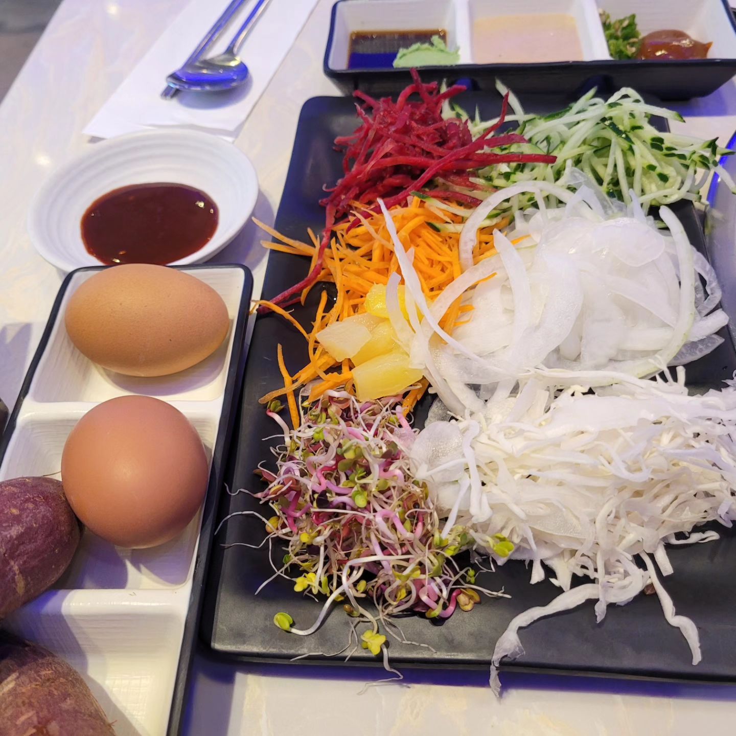 찜으로도 즐기고 샤브샤브로도 즐길 수 있는 찜샤브 완전 대박이에요!!
 거기다 셀프바 무한리필 가능해서 
야채도 잔뜩 먹을 수 있고 월남쌈 뿐만 아니라 샐러드 바에는 야채랑 고구마 계란 비빔밥 등 아이들이 먹을 수 있는 메뉴도 다양해서 좋네요 강남 맛집 강남 외식 강남 샤브샤브 집으로 추천합니다😄😄
.
.
#강남맛집 #강남샤브샤브 #찜샤브 #찜샤브서초점 #맛집 #맛스타그램