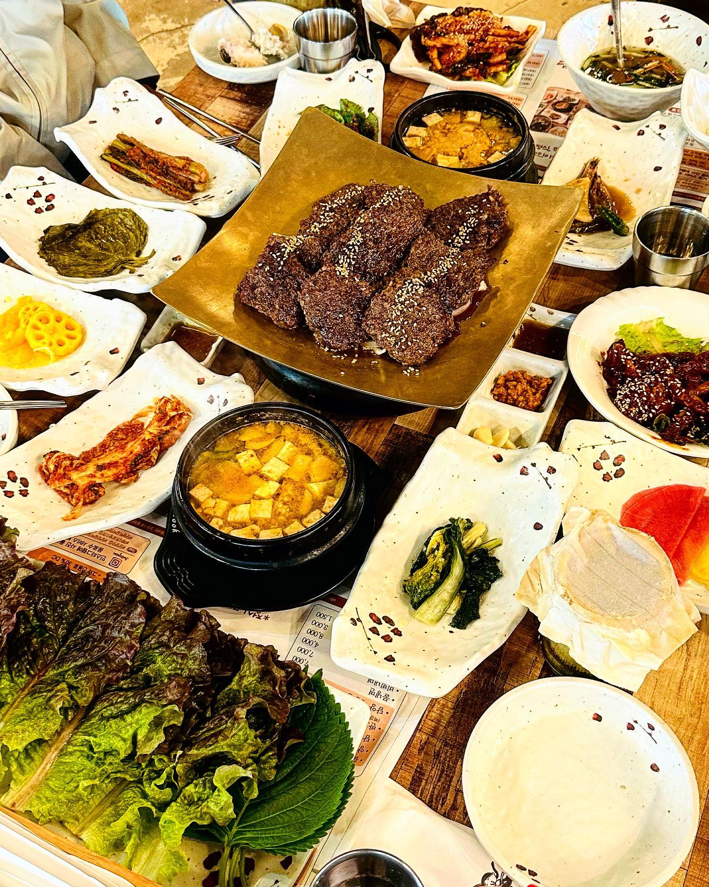 📍전남 메타프로방스 #담양갈비창고 

떡갈비가 유명한 담양의 초대형 떡갈비맛집

식당도 정말 커서 모임하기 딱 좋음👊

정식 주문하면 반찬이 정말 많이 나와 배터지게 먹을 수 있다

떡갈비가 부드럽고 양념이 정말 맛있음✌️

식당 앞이 관광지로 유명한 죽녹원이라 밥 먹고 산책하기 너무 좋다

다음에 담양가면 또 방문할 예정💝