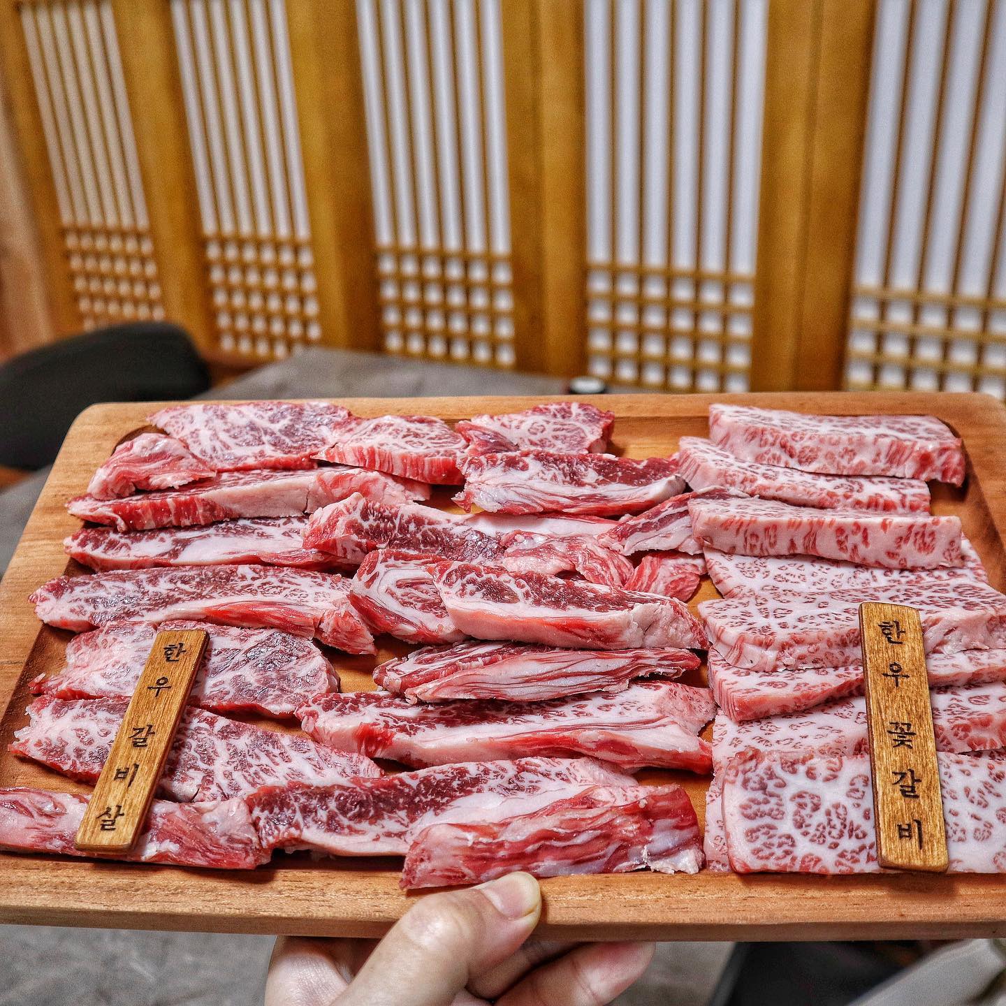 #경주보문맛집 #반월성한우
⠀
넓은 주차장과 개별룸이 있는 깔끔한 소고기 맛집!
보문단지에 위치한 반월성한우 다녀왔어요🐂
100% 순수한우만 취급하는 반월성한우에서
맛깔나는 소고기를 맛보실 수 있답니다👍🏻
⠀
입에 사르르 녹는 갈비살부터 꽃갈비살, 뭉티기 등
다양한 소고기 메뉴들이 있구요
깔끔한 밑반찬부터 구수한 된장찌개는 말해뭐해🫢
퀄리티 좋고 입에 살살 녹는 소고기 맛집
경주 보문단지에 위치한 반월성한우 추천드려요!
⠀
⠀
⠀
📍경주 보문단지 한우 맛집< 반월성한우 >
⠀