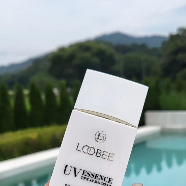조혜연 on Instagram: "#협찬 끈적임없이 자연스러운 톤업 선크림♡ 비건제품에 워터프루프 기능까지~~ 이건정말 꼭 소장해야해요😄 자외선은 계절에 상관없이 피부노화를 일으키는 범인이예
