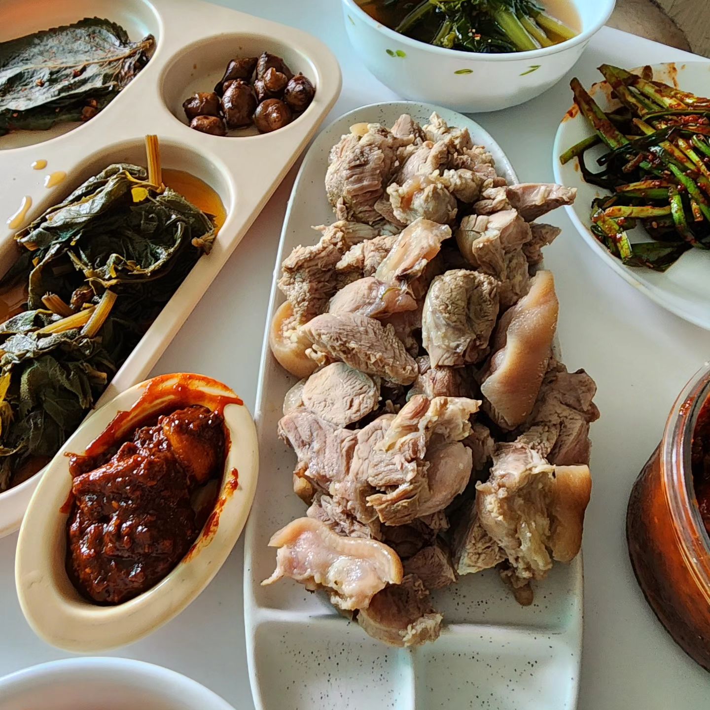 #밭일 하고 #새참 으로 #사태수육 만들어 먹었다.
쫀득쫀득 아롱아롱 한 것이 #참맛 이다.

#오늘의요리 #오늘뭐먹지 #수육만들기