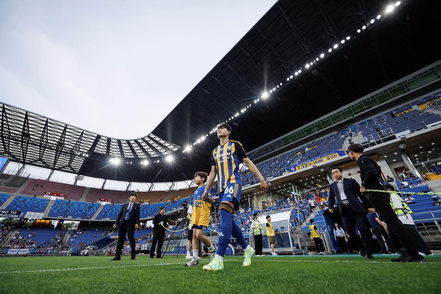 6월28일 수요일 FA컵⚽️
연장에 승부차기까지
날씨 최악이였지만
재우 소중한 추억 한스푼 추가🫶
넘 소중한 재우의 에스코트
24일 홈경기에 28일 FA홈경기까지
4일만에 설영우삼촌 손 두번을 잡았다👏
66번유니폼 입고 66번 삼촌이랑🐯
23년은 울산현대에 올인❤️
매번 사진 올려주는 구단도 넘 감사하고~

ulsanhyundaifootballclub 
⠀
#울산현대#울산현대축구단#FA컵#문수구장#울산현대리틀프렌즈#플레이어에스코트#설영우#애스타그램#말띠맘#셀카#셀피#인친#소통#외동#외동아들#인스타데일리#_재우야사랑해💕#맞팔#선팔#일상#재우맘
⠀
⠀