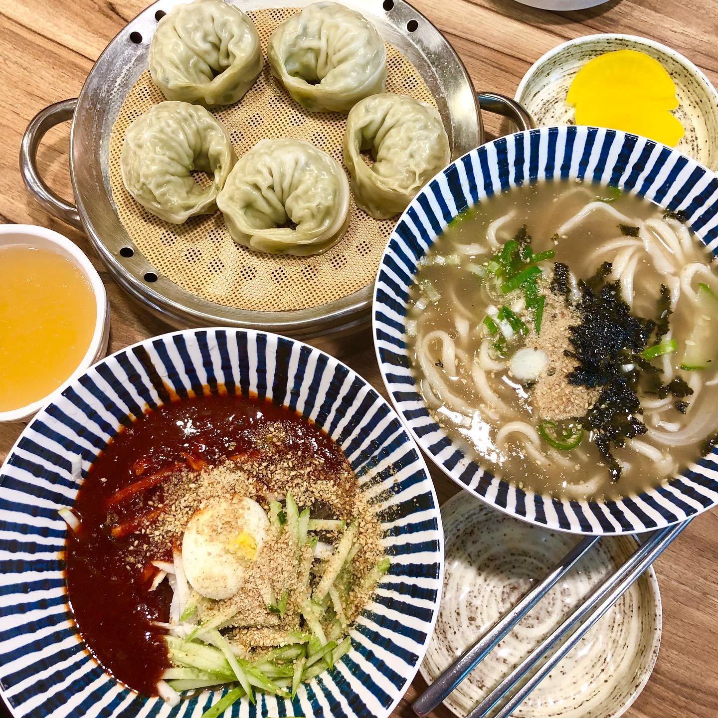 #독립문영천시장맛집#도깨비칼국수 😋
2만원 들고 독립문영천시장 나들이
3명이서 점심먹고, 음료한잔, 디저트까지
다 먹고도 천원 남은거 실화인가요?!

긴 웨이팅이 있었지만
회전율이 빨라 금방 들어갔던 #칼국수맛집 
맛도 가격도 양도 완벽 그잡채였어요.

직접만든 칼국수 면의 쫄깃함과 멸치국물의 조화는 HJMT 이였고요.
등골까지 시원한 육수와 함께 매콤달콤한 소스의 비냉은 자동으로 엄지척 👍🏻
거기에 속이 꽉찬 왕 만두는 무조건 먹어야해요!

반해도 완전 반해버린 이곳
서대문나들이 가시는분덜 무조건 강추해요🤗

⭐️ 손칼국수 3.5
⭐️ 비빔냉면 4.5
⭐️ 왕만두 5.0