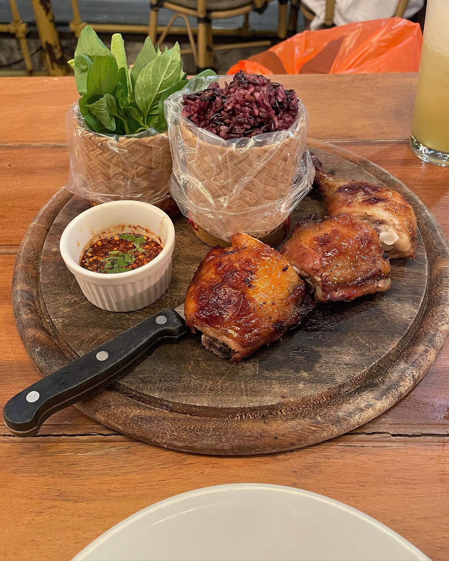 아시아티크 야시장에서 먹은 음식들!🍽️ 몇년전 방콕왔을때 요기 시장에서 샀던 가방이 너무 유니크하고 예뻐서 또 사고싶었는데 없어졌나..못찾고 왔어요😞😞 아쉽지만 강가에서 밥먹으면서 하루 마무리 💕