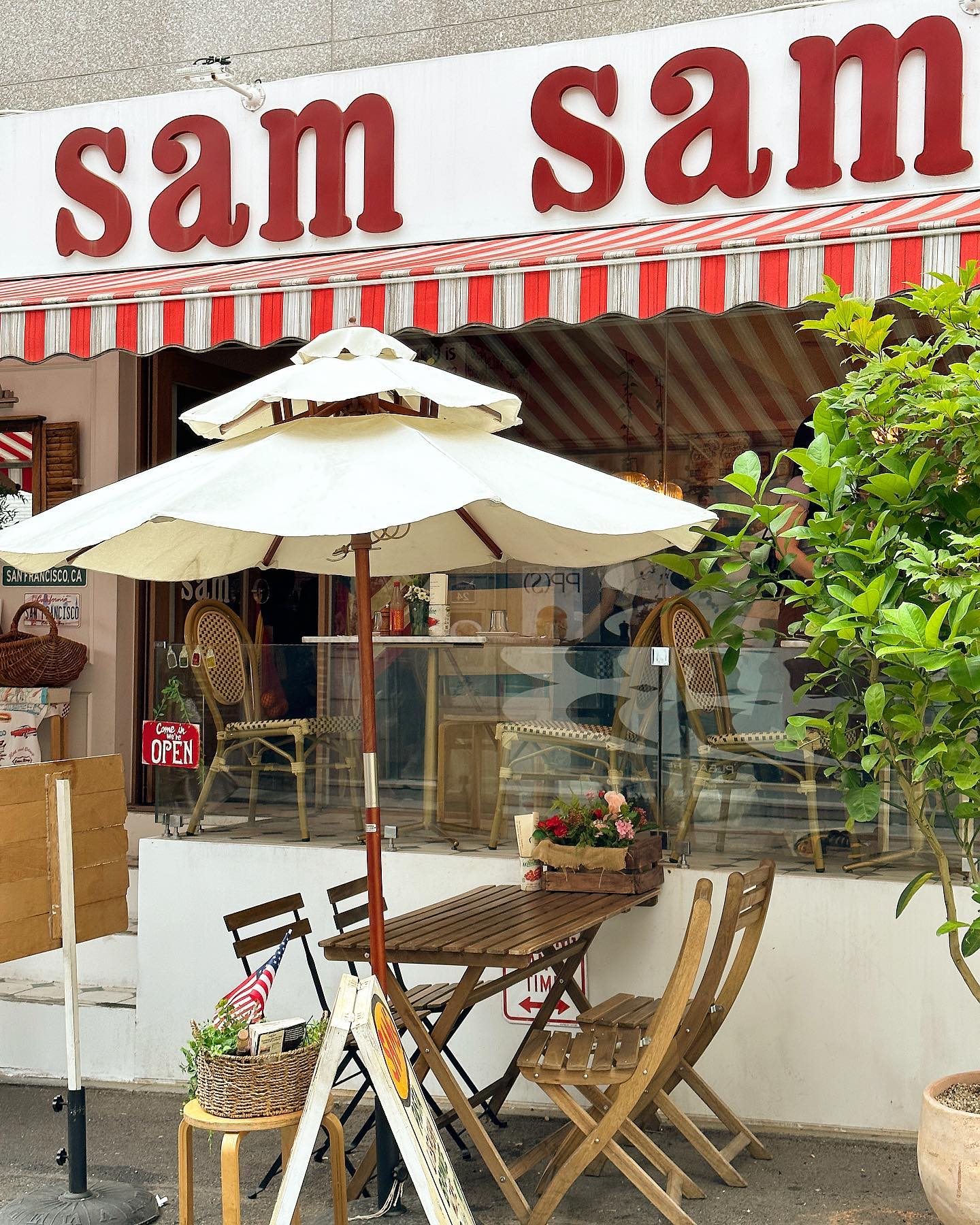 그렇게 핫하다는 용리단길 처음와서
그렇게 핫핫하다는 samsamsam.kr 
쌤쌤쌤까지 다녀왔네 😳 +브런취에 낮와인🍷
#용리단길 #쌤쌤쌤 #용산맛집 #브런치