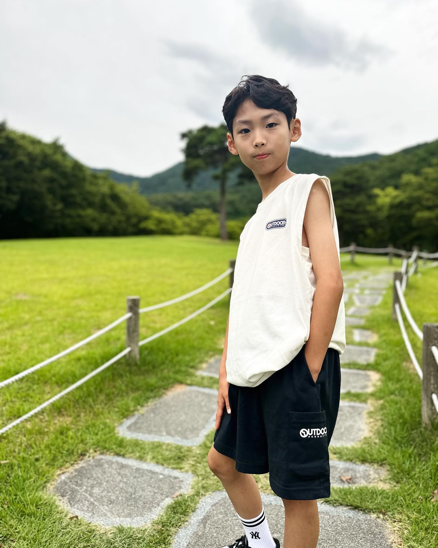 #제품제공 #협찬
ㆍ
아웃도어프로덕츠키즈의 여름신상💙
outdoorproducts_ kids
ㆍ
뒷프린팅 포인트로 시원한 민소매 티셔츠와
어느 상의와 매치가능하기 편한 카고포켓쇼츠로
수아는 여유있게 145사이즈 착용했어요!
당장이라도 시원한 바닷가로 가고픈 룩이네요💙
ㆍ
수아 134cm 24kg 145사이즈
ㆍ
#아웃도어프로덕츠키즈
#outdoorproducts_kids
#여름신상
ㆍ
ㆍ
#키즈모델 #주니어모델 #키즈인플루언서 #피팅모델 #신인개발팀 #아역배우 #맞팔 #육아