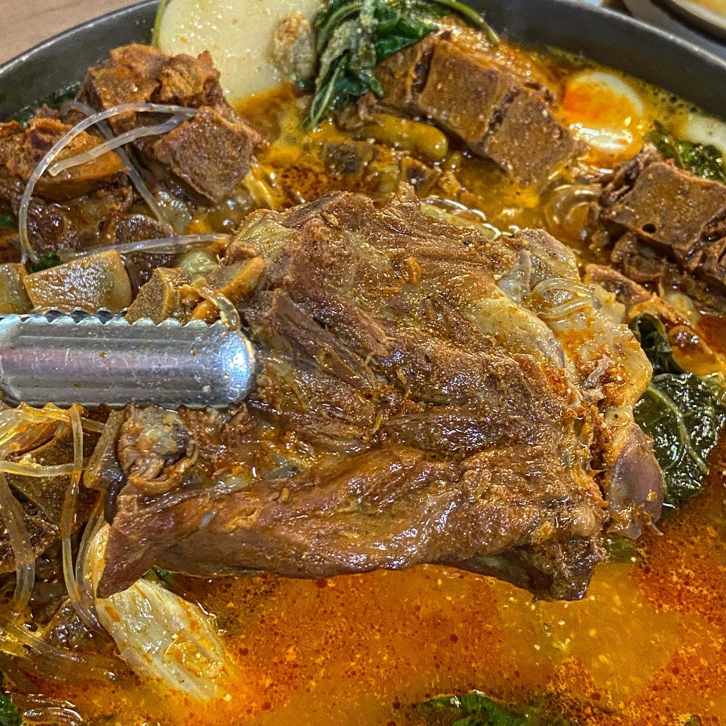 오랜만에 생각난 #감자탕 
비가오는 날엔 뜨끈한 국물과 
살살녹는 꼬기가득- 
푹익은 감자까지💛
마무리로 밥까지 볶아주면 맛도리 저녁끝

—————————————
#참이맛감자탕 #오류동 
감자탕(소) 29,0
볶음밥 2,0
—————————————