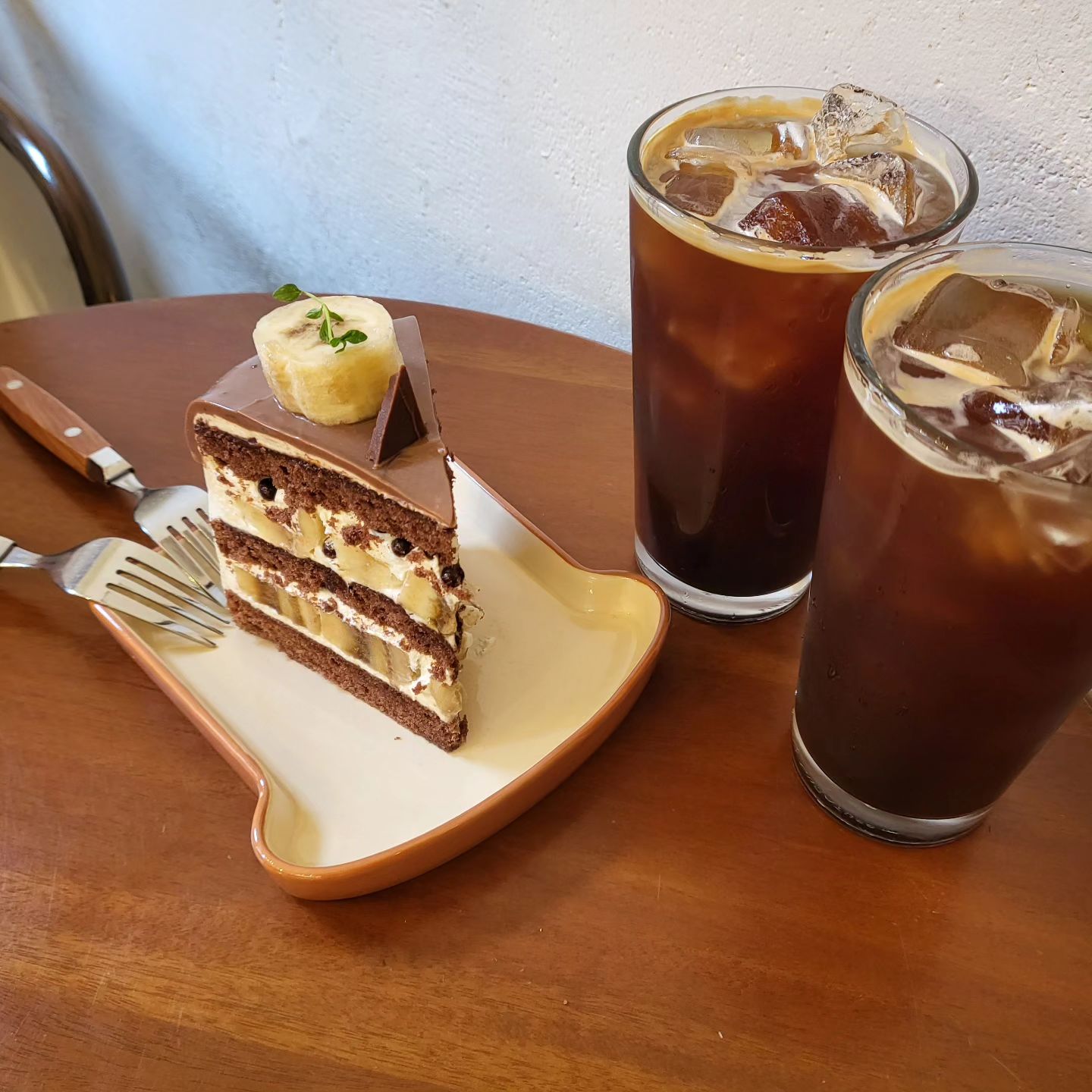 친구랑 커피한잔-♡
요즘 제가 결혼하고 4년이 됐는데 아이가 없단 이유로 취업이 안되고 이것저것 상황이 겹치다 우울함에 빠지게 되었어요....그러다가 취업되곳이#오은영 선생님 사무소에서 부원장님  으로 일하시다가 사무소 없어지며 개원하신 신경정신의학과에 취업하게 되었는데 요즘 너무 값진 하루와 깨달음이 많은 하루하루를 보내고 있습니다...♡

#첫줄 #신경정신과 #깨달음 #커피 #coffee #cafe #cake #맞팔 #선팔환영 #선팔하면맞팔 #댓글환영 #좋반