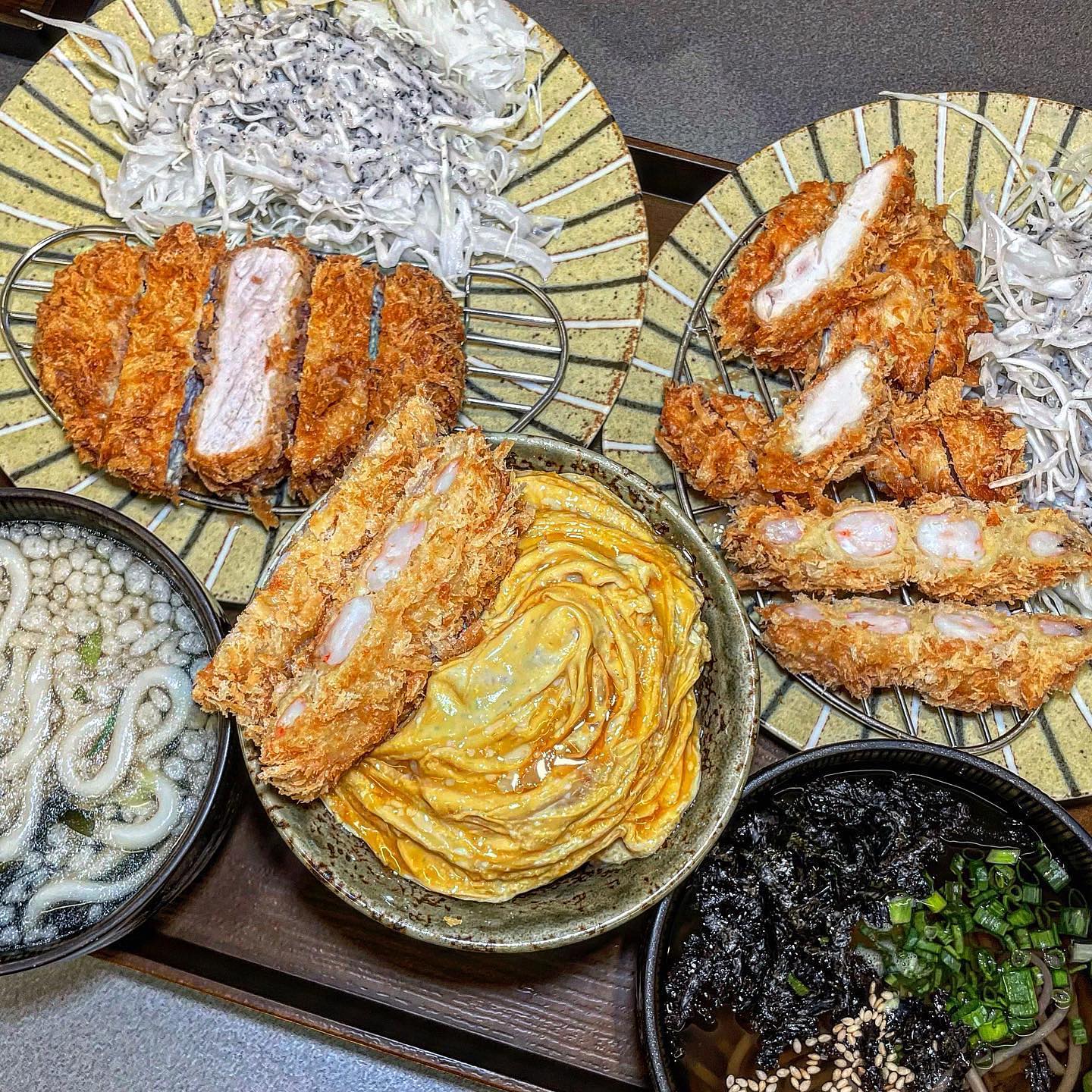 #탐광  #협찬 

오늘은 성수에서 핫한 “탐광”이 연수동에도 생겼다는 소식을 듣고 바로 달려가 보았습니다!!🩵🩵

저희는 에비카츠동 + 모밀 / 연수 모듬카츠 정식 / 돈카츠 + 온우동
이렇게 시켜서 먹었어요〰️✨

에비카츠동 + 모밀🍤🍤
바삭하고 탱글한 새우가 가득 들어있어서 너무 맛있었던 에비카츠!!
퐁실하고 부드러운 계란위에 달달한 소스가 뿌려져있어서 너무 맛있게 먹었어요!! 그리고 시이원한 모밀까지,, 찰떡궁합 대박이에요,,💛💛

연수 모듬카츠정식🥩🍗🥓🍖
돈카츠와 에비가츠, 치킨카츠를 다 맛볼 수 있는 모듬카츠!!
전테적으로 너무 바삭하고 소스도 청양소스, 돈카츠소스, 칠리소스 3가지나 있어서 취향대로 찍어서 먹으면 너무 맛도리에요,, 🫙🥫

돈카츠 + 온우동🥓🥓
두투움한 등심이 바삭하게 튀겨져서 안에 육즙도 가득하고 후추향도 올라와서 너무 맛있게 먹었어요,, 거의 스테이크 너낌이랄까,,🥩
저는 청양이랑 돈카츠소스랑 섞어서 찍어먹으니까 제일 맛있더라구요!
그리고 먹다가 따뜻한 온우동까지 먹으면 환상,,🍜🍜

탱글하고 부드러운 에비가츠동 또 먹으러가고싶어요~~~~♥️🍤♥️

@@나랑 탐광 갈 사람〰️〰️🩵

💛매장:탐광(이마트연수점)
💛주소:인천 연수구 경원대로 184 1층

메뉴판📋

-연수 모듬카츠 정식 13,000원
-에비가츠동 + 모밀 18,000원
-돈카츠 + 온우동 16,000원