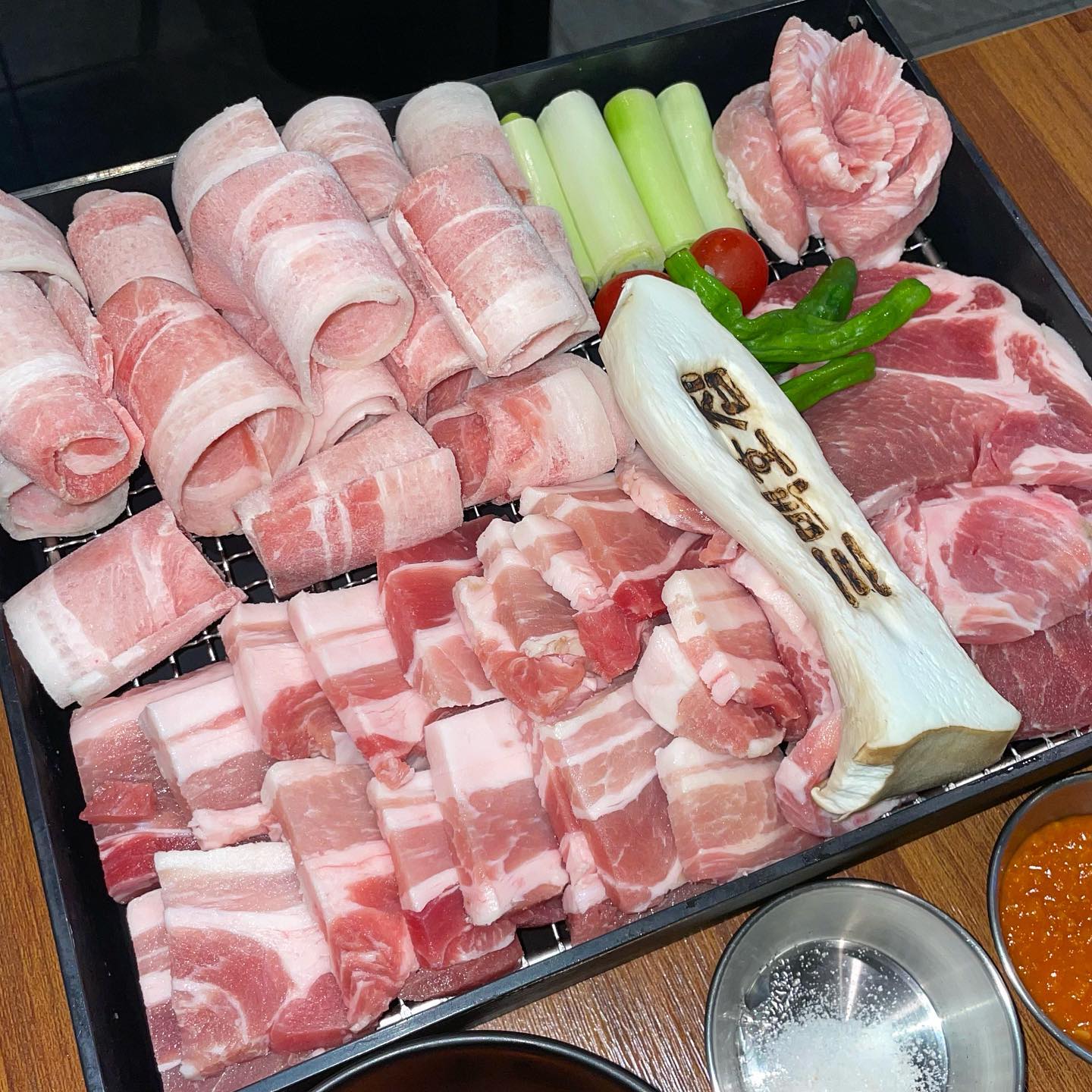 #협찬
요즘 뜨고 있는 천안 불당동 핫플 맛집
삼백호집 신불당점 방문🥩🌴✨🐷

매장 인테리어부터 한눈에 사로잡았던‼️
싱그러운 대나무와 백호가 반기는
야외 캠핑장 느낌의 인테리어라 
캠핑장에서 고기 먹는 느낌 연출 완전 가능😝

미친 가성비라고 소문난 삼백호집 고기 800g에 
45,000원인 돼지고기잔치로 주문완료📋

말도 안되는 가격이라 기대는 별로 안했는데
구성부터 장난 아니여서 놀람🫢

차돌삼겹, 숙성삼겹, 숙성목살, 꽃항정살,
된장찌개, 퐁당치즈, 구이채소 이렇게 다 해서
45,000원이라니까 안 갈 이유가 없음🙀

고깃집 가면 사이드 메뉴로 배 채우기 바쁜데
삼백호집 신불당점에서는 진짜 고기로만 
배 채울 수 있어서 좋았다 고기만 먹어도 배빵빵이여🤯💣

반찬도 깔끔하고 가성비도 좋고 분위기도 좋아서 
자주 갈 것 같은 천안 불당동 핫플 삼백호집🐯
천안 가성비 고깃집으로 완전 추천❤️‍🔥

➖➖➖➖➖➖➖➖➖➖➖➖➖➖➖➖
📍#삼백호집 신불당점
충청남도 천안시 서북구 불당33길 17 더블리스3차 106호
- 매일 17:00-05:00
🔖돼지고기잔치 45,000원

#불당동맛집 #불당동삼겹살맛집 #불당동삼겹살 #삼백호집 #삼백호집신불당점 #천안맛집 #천안핫플 #천안불당동맛집 #삼겹살맛집 #분위기맛집 #천안고기집 #천안데이트 #불당동맛집추천 #삼백호집_신불당점 #먹팔 #먹스타
