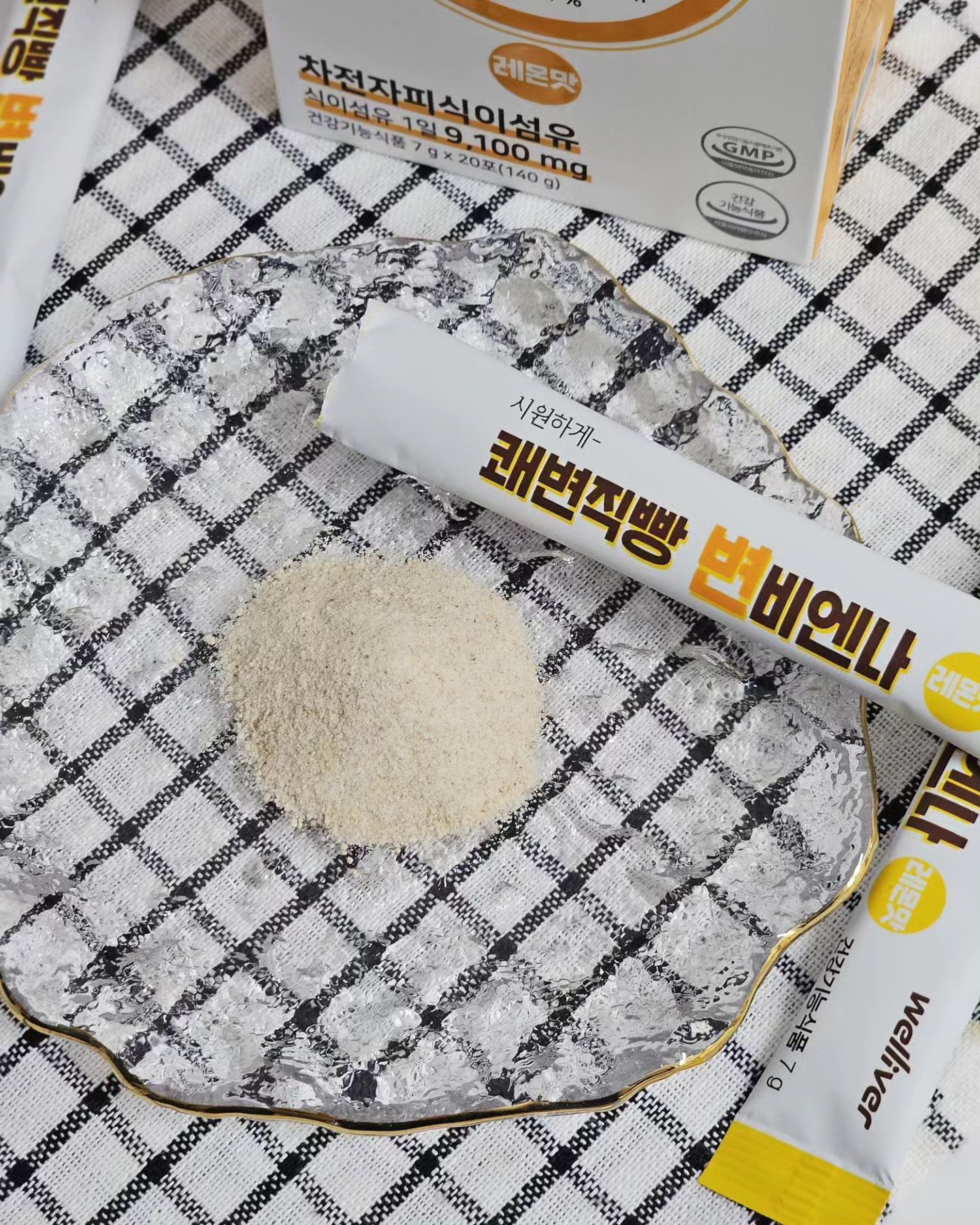 #협찬 
맛 없어서 꿀떡 삼켜버리는 차전자피는 안녕✋🏻

장 내에서 40배나 팽창해서 장 운동을 촉진시켜 배변활동을 도와줘서 식단 관리하는 다이어터들이 핫🔥하게 챙겨먹는 차전자피.ᐟ

변비엔나는 순도 99.98 %의 식물성 차전자피에 무려 9100 mg이라 아주 쫙쫙 밀어내준당🤣
물 300 mL 정도에 한 포 타서 먹는게 딱 맞는데 제일 섭취하기 좋은 가루 형태에 레몬에이드 맛이라 차전자피 특유의 쓴 맛은 하나도 없이 맛있게 챙겨먹을 수 있어서 좋다ṑṑṑ

조금이라도 역한거나 쓴건 절대 입에 안 대는 동생도 음료수같이 너무 맛있다고 탐내고 있음 👀 

#차전자피 #콜레스테롤개선 #배변 #변비엔나 #식이섬유 #쾌변