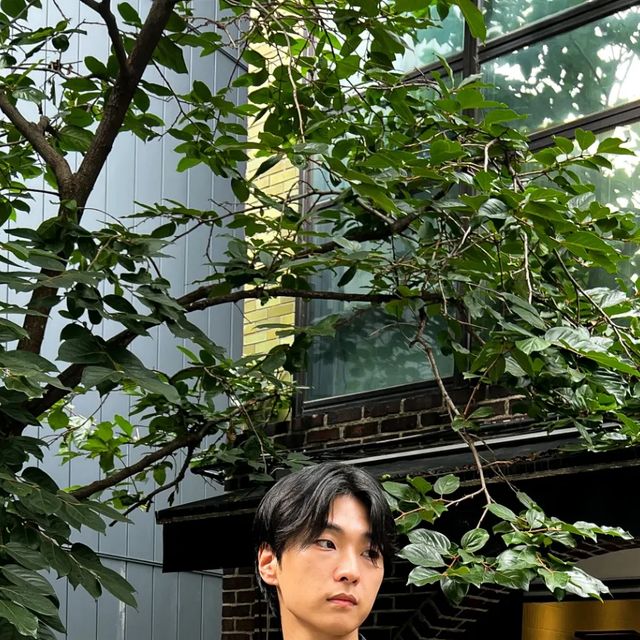 우기 on Instagram: "#광고 아이러니 포르노에서 윈드브레이커 반팔셔츠를 제공받았습니다. 이름처럼 여름 바람막이 재질(나일론 100%)이라 시원시원하면서 방수 기능도 포함하고 있어요! 저는