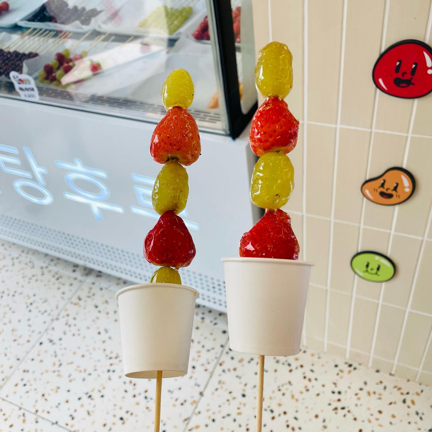 📌홍대 신상 탕후루 맛집 #판다탕후루

🩷100% 생과일+유기농 사탕 수수로 제조
🩵당일 생산 당일 판매 원칙
💚딸기+청포도=믹스 탕후루도 판매🥰
💜설탕 코팅이 얇아서 먹기 편함!
⭐️🥄🥄🥄🥄🥄

📍서울특별시 마포구 양화로 191 1층
⏰12:00-23:00
📞0507-1434-2578
🚙주차 X (근처 공영 주차장 추천)