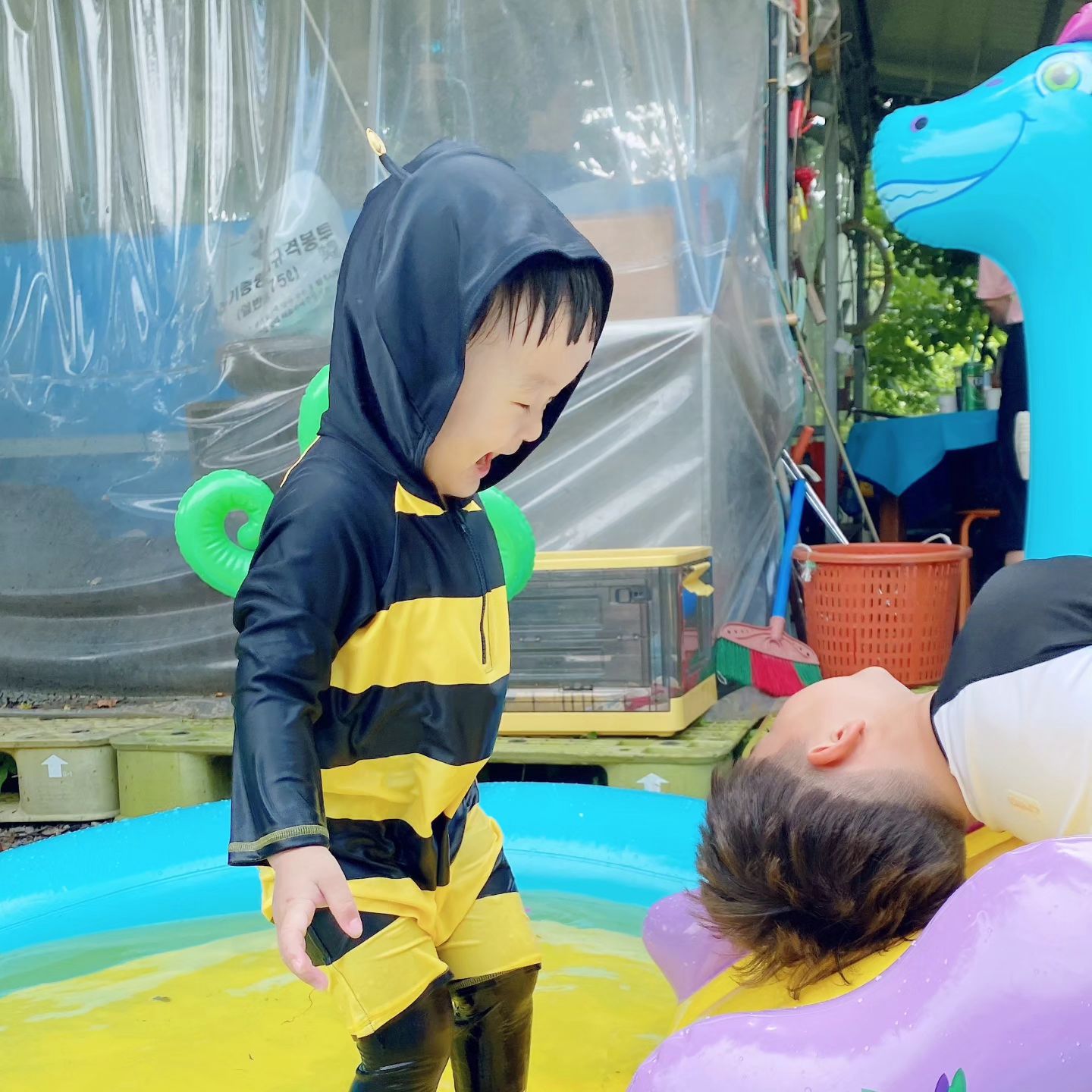 #주말피드 #얼집모임 

물놀이하고싶다!
공간이없네!
우리밭에서하자!

라고 시작된 물놀이겸 고기파티🎵

우리밭에 놀러오니까 항어리삼겹살도 맛봐야지 하시는
울아빠덕분에 맛난 꼬기랑 장어도 묵고
아가야들 물놀이도 신나게 했던 주말😊

어른10명+아가야8명
꼬맹이들 우정도 어른들 우정도 영원하길💕

꼬기꾸버준 울아빠 최고👍👍

#24개월인생 #인생절반을함께한 #배꼽친구들 
#우정포에버 #사이좋게지내자 #귀염둥이들 
#단체샷없음 #그게뭐죠 #먹는건가요 
#다음은어디 #다음은언제 #조만간 
#매일귀여운로건❤️ 

#해피오늘0703