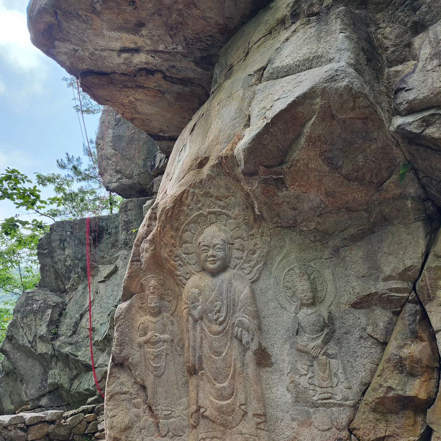 #서산여행 마지막 여행지, #마애여래삼존상 
부처님의 인자한 미소 덕에 내 마음도 평온해졌다.

#서산 #서산용현리마애여래삼존상 #일주일살아보기 #워케이션