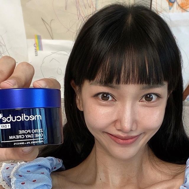 윤소라 🫶 프로리뷰어🤘🏻 on Instagram: ”#광고
단 하루만에 늘어진 모공을 리프팅하는 메디큐브 제로 모공 원데이 크림 <강력한 4중 모공 축소 효과>
입체적인 3D 모공 축소 모공 리프팅 공법
효과로 증명하는 제로 모공 원데이 크림 모공 축소 시너지 효과 복합적인 지성 피부 맞춤 솔루션 크림 하나로 멀티 케어 메디큐브 제로 모공라인 너무너무 유명하죠?
유명한 만큼 또 쫀쫀모공 효과 최고👍
파란색케이스가 너무 청량감이💙 바르는
순간 즉각적으로 피부가 쫀쫀해지는 걸 느낄 수 있어요!! 또 발린성이 우수해서 흡수력
또한 바로바로 쏙쏙 피부에 잘먹어요
저녁에 듬뿍 올리고 자도 베개 묻어남 없이
좋아요. 데일리로 데이에 발라도 그 위에
메이크업을 해도 밀림이 없었어요😍
향 또한 은은하고 시원한 향으로 너무 맘에
들었어요🫶🏻
여름에 더운 날씨에 한없이 늘어나는 모공들
끈적임 없이 산뜻하게 모공관리 해보세요❣
모공 특화원료가 많이 들어가서 그런지 진짜 모공 타이트닝 + 탄력효과가 눈으로 보일정도로 달라지는 게 느껴졌어요
저자극 인체적용시험을 완료한 제품이라서
안심하고 사용해보세요👍🏻 @medicube_korea #협찬#메디큐브#medicube#원데이모공크림#모공크림#모공타이트닝#모공관리#탄력크림”