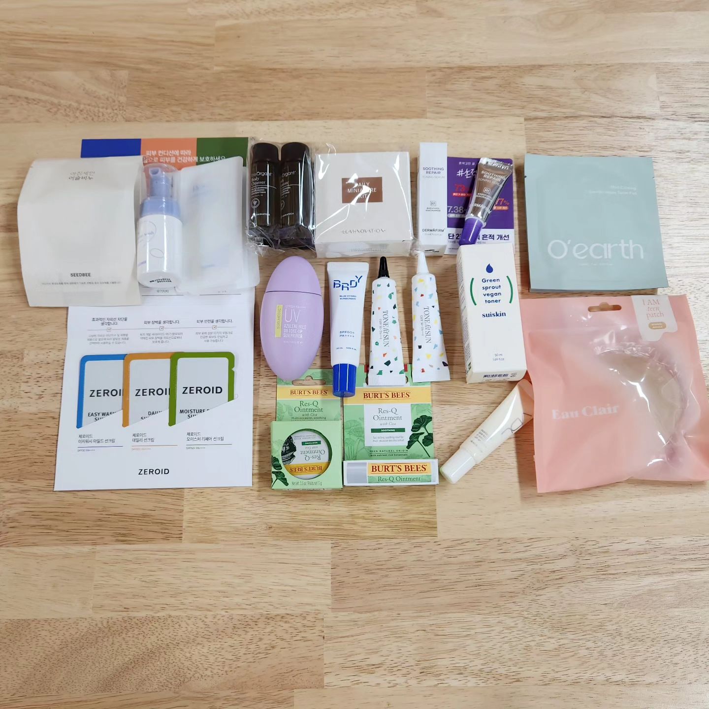 #협찬 여름 휴가철을 맞이해서
휴가 가방 쌀 때 들고갈 만한 것들로 짜임새 있게 준비된 박스였다.

다양한 브랜드의 선블럭이 많아서 좋았고, 토너패드, 팩도 들고 다니먄서 유용하게 쓸 것 같다.

#얼루어트래블박스 #여행 #트래블키트 #르뷰 #톤업선크림 #더마펌 #오끌레르 #국내여행지추천 #이슬이듀 #루미노베이션 #비레디 #톤핏선 #제로이드선크림 #버츠비 #선베이스
