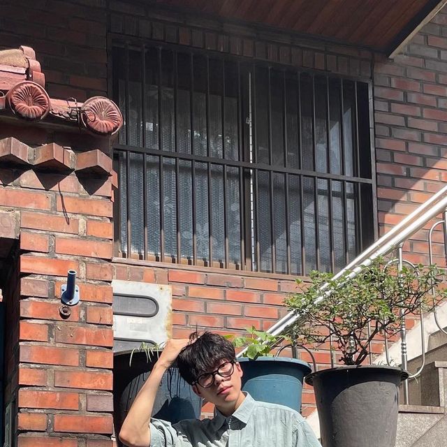 錫 on Instagram: ”#광고 @1rony9orno_official 에서 ’윈드브레이커 반팔 셔츠’를 제공해 주셨습니다. 베이직한 디자인에 핏도 여유로워서 착용감이 너무 좋아요 🙊 ✔️ 나일론 100%
✔️ 통기성과 가벼운 중량감으로 한여름에 입기 편한 착용감
✔️ 방수 효과가 높은 소재 활용으로 뛰어난 생활 방수
✔️ 셋업 또는 단품으로 활용하기 좋은 아이템 #아이러니포르노화이트라인#아이러니포르노#나일론#나일론팬츠#와이드팬츠#팬츠#パンツ#셋업#setup#pants#여름바지#긴바지#나일론셔츠#반팔셔츠#셔츠”