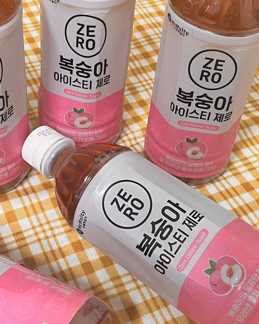 👒 𝖼𝖺𝗆𝗉𝗂𝗇𝗀 𝟥년차 | 전국,경남,부산 맛집러🫶| 여행 | 기록 ✍🏻 on Instagram: ”#협찬 @mcnulty_official 📺프로그램 ‘이거MONEY’에서 장동민, 풍자, 오킹, 공서영, 히밥이 직접 마셔보고 소개 한 음료 🧃✨#맥널티아이스티 ✅ 칼로리 걱정없이 즐기는 맥널티 아이스티 제로🥤🍑 달콤한 아이스티인데, 끈적임 없이 깔끔한 목넘김🩵 대부분의 성분이 몸에 흡수되지 않고 ,
소변으로 배출되어 부담🙅🏻‍♀️ 혈당 걱정🙅🏻‍♀️ 연예인, 셀럽, 운동하는 사람들이 즐겨 마시는 음료🥤 🍑복숭아: 맛과 향이 선명하고, 가장 달콤함 🍋자몽: 떫지 않고 부드러움, 홍차와 조합이 좋음
(☆벅스 ‘자허블’ 좋아하는 분이라면 추천) 🍇청포도: 청포도의 새콤한 과즙이 느껴지는 맛 ➡️ 출시 1주년, 천만병 돌파 기념 무한 할인 쿠폰 지급 중 입니다 ◡̈ #맥널티#아이스티#제로#음료수#제로음료#다이어트음료#맥널티아이스티#제로아이스티#아이스티제로#무설탕음료#제로음료수#스테비아#건강관리”