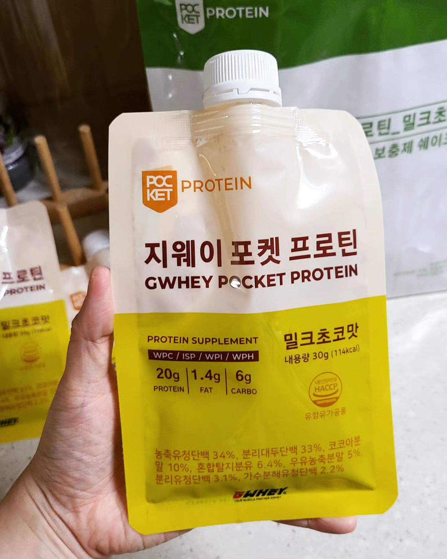 #협찬 
gwhey_official
맛있어서 다이어트에 더 도움이 되던
쉐이크였던거같아요! 맛이 없으면
안먹게 되는데 지웨이 포켓 프로틴은
맛있어서 손이 더 가더라고요 ~

단백질도 20g이나 들어있고
단백질쉐이크 특유의 비릿한 
냄새도 없고 맛있어서 좋아요
포켓용이라 텀블러나 컵이
필요없어서 휴대하기도 너무 좋고요!

총단백질 햠량 72.3%
1팩 1회 섭취량으로 
충분한 단백질까지 섭취할수있어요
물이나 우유만 있으면 밖에서도
간편하게 섭취해요~

#지웨이 #프로틴 #프로틴쉐이크 #포켓프로틴 #유청단백질 #보충제#보충제추천 #단백질보충제 #단백질보충제추천 #헬스보충제 #헬스보충제추천 #단백질쉐이크 #단백질쉐이크추천 #스토리앤체험단 #스토리앤미디어