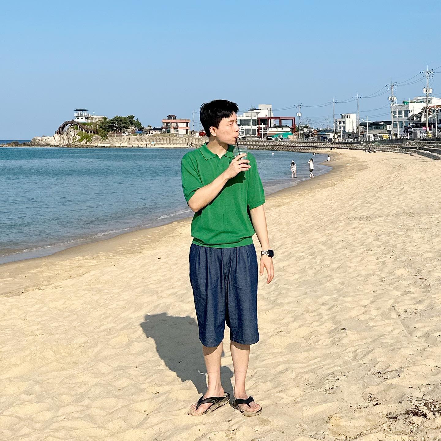 휴가갔다왔는데 이제서야 올리네요🤣 반팔니트에 데님버뮤다팬츠 코디입니당 이 날 사천 날씨 좋았는데 동해 물도 맑고  또 가고싶당

.
.
.
Top : @키뮤어
Pants : @케이엔드
Shoes : shoopen_official