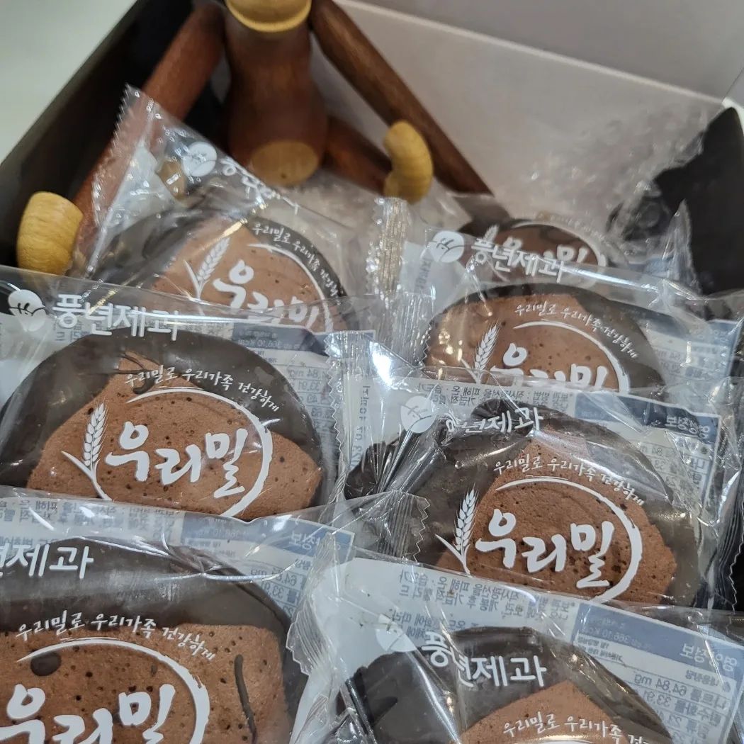 제과제빵 1호 명장님의 초코파이 먹어봤습니다.🍽

전주놀러가면 다들 하나씩 들고오시는
전주 명물 #풍년제과 초코파이인데요😊

이젠 스마트스토어에서도 쉽게 구매할수있게됬어요😍
더이상 웨이팅없이 멀리갈필요없이
전북명장님의 초코파이를 맛볼수 있습니다🤗
전북명장이 직접 만든 레시피입니다
(풍년제과 대표님이 전북명장)

이 초코파이는 딸기잼애 크림베이스라
마시멜로우 베이스인 기성제품보다
부담없이 달콤하고 부드럽게 즐길수있었어요🙂

특히 커피한잔과 곁들여먹으면.. 최고 ☕☕
아이들은 우유랑 같이주면 진짜좋아해요
마시멜로우가 없어서 걱정없이 맛있게❤

천연발효종을 사용해서 아이들에게 최고의간식인거같아요
조카네집에 하나씩 선물로 줬더니
인기너무좋네요 😍
선물용으로도 딱인거같아요.

초코파이 제품에 '우리밀'을 사용하였고 맛이 부드러운게 특징입니다.
주기적으로 이벤트를 하고 있다고하니 이용해보세요

다들 명품 초코파이 드셔보시는건 어떠세요?😊

❤지도 : 전북 전주시 완산구 팔달로 141 풍년제과 본점
❤연락처 : 063-231-3366
❤ 영업시간 : 오전 8:00 ~ 오후 22:00 연중무휴
❤URL : https://smartstore.naver.com/pnbakery/

#전주빵집 # 전주맛집 #수제빵 # 명품초코파이 #풍년제과 #전주풍년제과 #전주초코파이 #수제초코파이 #풍년제과초코파이 #출출할때 #먹스타맞팔 #맛스타 #먹스타그램 #맛스타그램 #먹팔맞팔 #맞팔환영 #먹팔반사 #맞팔환영 #좋반
