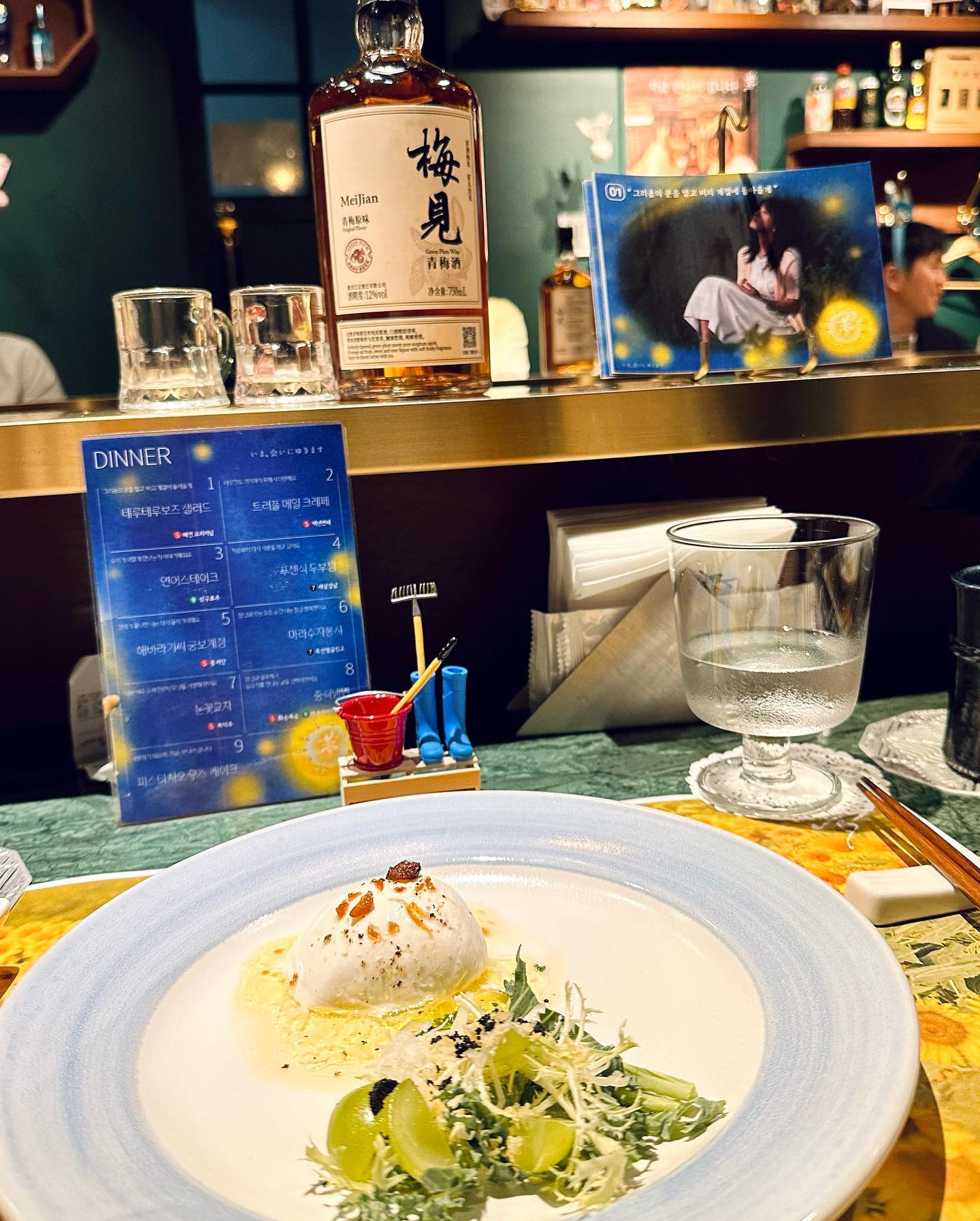 ⠀🐱🍽️ #몽중식 

🎦지금 만나러 갑니다 

스토리 들으면서 테마에 맞게 
예쁘게 플레이팅 된 요리를 맛보는 게 너무 재밌었다..💛
영화 미리 보고 가서 다행ㅋㅋ😝

⠀
#스토리텔링레스토랑 #중식코스요리 #연남동중식당 
⠀