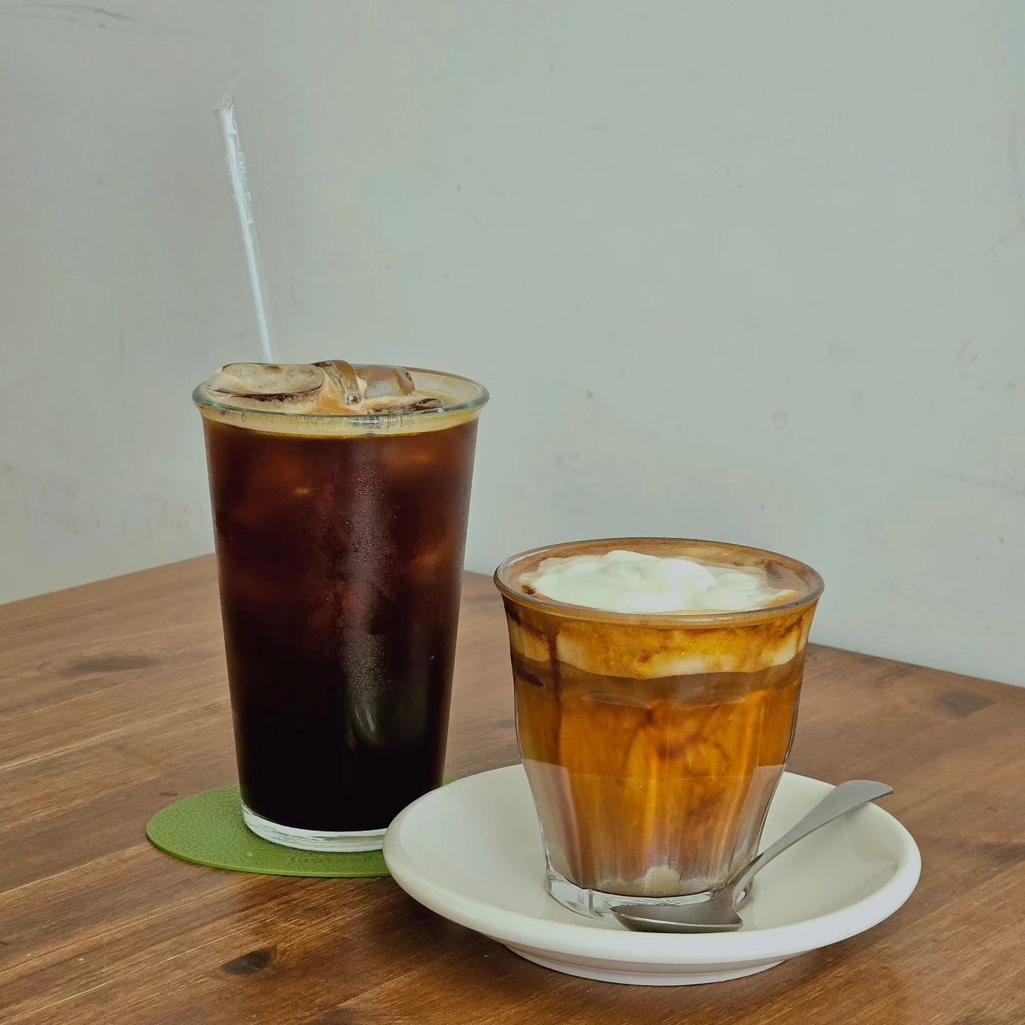 ☕️
편안하고 아늑한 공간 #안나의디저트
식당과 카페가 많은 동네 동탄 센트럴파크의 외곽에 있어요.
 
하지만 외곽이라 조용한 골목에 하얀 간판을 달고 있어 왠지 이곳만 시간이 멈춰있는 느낌이었습니다. 눈여겨 보지 않으면 지나칠 수도 있어요.
들어서면, 식물과 우드톤으로 가득한 내부가 펼쳐집니다. 사계절 내내 잘 어울리고 예쁠 꾸밈이라고 생각했어요.
 
 
조금 늦게 방문했더니 디저트는 이미 매진이었어요. 맛있는 구움과자와 타르트로 유명한 곳인데 아쉬웠습니다. 커피는 꽤나 진한 쌉쌀함에 아주 약간의 산미가 느껴져 디저트와 잘 어울릴 것 같았어요.
 
사장님은 무심해 보이시지만, 어딘지 모르게 편안함이 느껴지는 것 같습니다.
열심히 수다 떨다 보니 사장님과 저희 테이블만 남아있었는데, 그럼에도 편안하게 있을 수 있었어요. 
 
 
다음 방문에는 구움과자를 같이 먹을 수 있기를 바라며!
 
 
 
📍안나의 디저트 anna.s_dessert
🗺 경기 화성시 동탄공원로3길 4-3 101호
⏱️ 평일 9:30 - 21:30, 주말 11:00 - 21:30
 
#음미수밍동탄