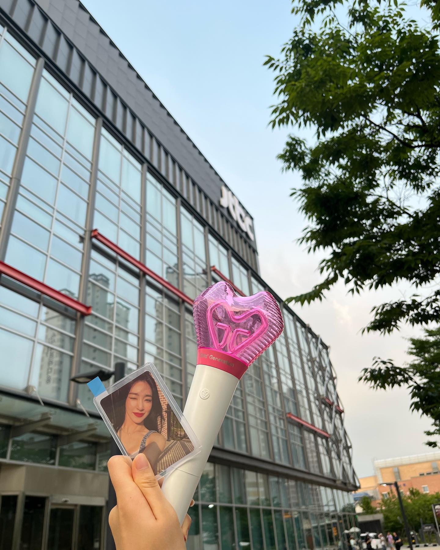잊어버릴까봐 급하게 기록하는 230703 K-909 사녹후기

원래 70번 때 안까지는 4시 부터 시작하는 인터뷰를 볼 수 있었는데 사정상 못 보고 7시 반 공연 녹화 본인인증에 참여했다 근데 일단 지각자로 분류.. 마지막에 들어가나 정말 눈물이 날 뻔 했지만 힘들어서 나지 않았음 목이 타고 있던 찰나 나까지 70번대 안이라서 70번과 71번 사이에 들어가게 되었다 사람들이 꽤 안 와서 실질 50번대였다 그래서 다행히 돌출무대 안쪽으로 들어갈 수 있었고 시카고 내한 앙상블 짱이고.. 벨라 역의 로건 플로이드 배우님 그냥 손끝부터 발끝까지 움직임이 🙊 다들 발성이 미쳤다 스피커 말고도 생으로 들릴 정도.. 우리 티파니 영의 록시(록티)도 오랜만에 만나볼 수 있어서 좋았고 굉장히 가까이서 볼 수 있었다 소원 오랜만에 봐서 좋은 마음과 록시로써 무대를 해야하니 집중하고 싶은 마음과 로건 배우님한테 번역도 해주고 한국어 쓰고 정신 없던 파니 짱짱 귀여웠다.. 급기야 로건 배우님한테 한국어 씀 ㅋㅋㅋㅋㅋ 근데 진짜 로건배우님 표정 쓰시는거 너무 멋있음.. 시카고팀 단체사진도 찍고 파니랑 우리랑도 찍고 무대가 짧아서 아쉬우니까 퇴근길도 함께 했다 차가 바뀌어서 못찍을 뻔 했다 사실 타이밍 좀 놓침 차 태워준 정연언니 너무너무 고생했고 고마워요 멘탈 나간 나의 싸가지를 받아줘서 고마워.. 핳 
파니언니한테 생일 파티 하냐니까 본인 생일 잊고 있었던거 ㅋㅋㅋ 그리고 발레를 배우기 시작했다고 보여주는거 5개월 됐대요 ㅋㅋ 앨범 작업도 완성도있게 하고 있다고 몰래 많은걸 준비 중이라고 오늘 무대도 몰래 준비했다고 했다. 생일날 라방하겠다고 했다던데 나는 못들었다. 얼른 다시 만날 수 있게 해보겠다고 보고었다고🥺
인터뷰 후기를 듣기론 이번 시카고 내한 끝나고 시카고 코리아에 록시로 또 설 수 있도록 노력하겠다고 했고 드라마 오디션도 많이 보고 있다구… 그리고 써브라임 분들 너무 친절하시고 k909 스태프 분들도 정말정말 친절하셔서 좋았다 
그리고 주차장 가는 길에 앙상블 배우분들 택시 타고 퇴근하시는거 마주쳐서 어어?? 바이바이~~ 함 ㅋㅋㅋㅋ 친군줄… 다들 피지컬 짱이구 멋지시구 우리랑 인사도 해주시고 무대에서는 하트도 날려주셨다 K-하트 종류별로 다 배워오신 것 같음
그리고 오늘 샤이니 크래비티 엑소 사녹 있었는데 샤월이랑 에리들 보고 정연언니가 오늘 보아sbn 팬들도 오고 sm파티라고 하는데 내가 ?? 파니는 sm 아닌데? 우리 에스엠 아냐 ㅋㅋㅋㅋ 이래서 빵터짐
나 이제 거지다 ㅎ 대기업의 노예가 되기 전에 힘 낼 수 있는 행복지수를 충전했으니까 행복은 부자일걸?

막짤은 유리가 자기 유튜브 영상 올라간거 자기가 편집했는데 안 보고 뭐하냐 그래서 파니 보러 왔다고…
그리고 우리의 파니는 버블을 한달 반이 되었는데 본인 생일도 잊을만큼 바쁘셔서 이해ㅎ…