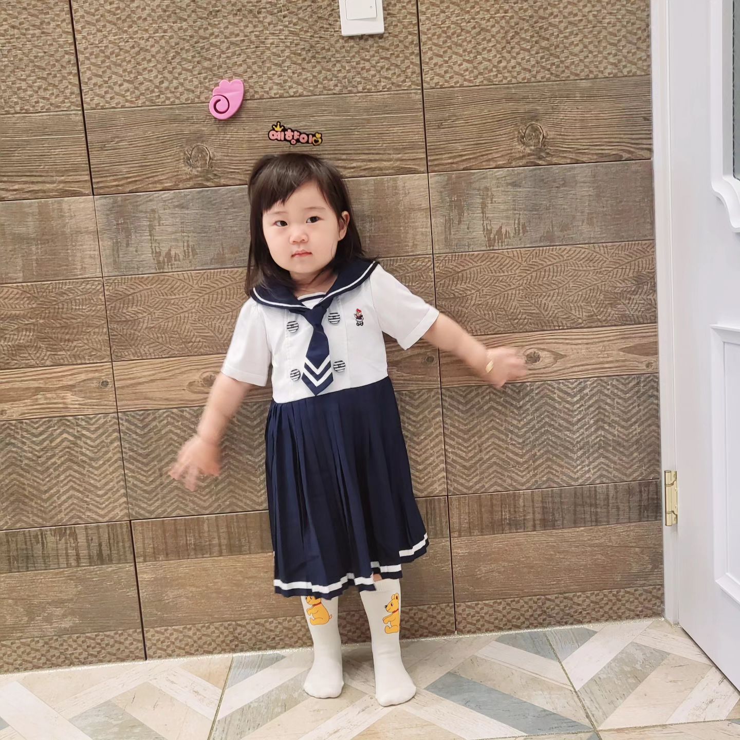 어린이집 첫 등원날.
⠀
첫 날부터 적응기간없이 차량으로 등.하원하고,
쭉 있다 왔다.ᐟ 조금 울었지만 잘 하고왔네🫶🏻🩵
왜울었냐물어보니 보고싶었다고🥹
⠀
⠀
⠀
⠀
ᕱ‬ ‪ᕱ
등원룩 코디는 rias___01
⠀
⠀
✎ 티니위니 원피스
✎ 베베드피노 니삭스