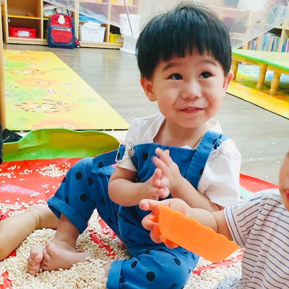 ⠀
#한유현 𝟸𝟹.𝟶𝟼.𝟷𝟸~어린이집 등원
⠀
어린이집 9월로 대기 걸어놨는데
어린이집에서 자리가 나왔다고 해서
어쩌다보니 6월부터 등원시작!
⠀
적응못하면 어쩌지했는데
너무 잘 적응중😄
⠀
어린이집 들어갈때 운 적
한번없이 빠빠이하고 슝..💨
⠀
6월은 1-2시간 3일정도하고
점심까지 도전했는데 성공!
막주엔 낮잠까지 도전하려했는데
구내염걸려서 일주일간 가정보육😭
⠀
그래도 6월달 어린이집 적응완료!
⠀
#25개월부터26개월일기
#어린이집적응완료 #기특해
#연년생맘
#아들맘 #소띠맘 #아들스타그램 
#우리아기 #우리아기사랑해
