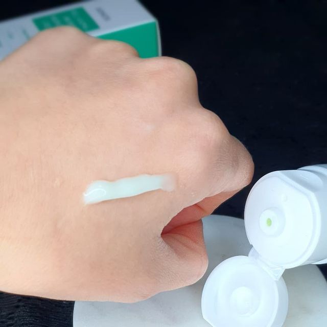 효꼬 on Instagram: "#협찬 요즘같이 건조한날이면 필수기초인 수분크림! 어니시릴렉싱바이옴수분크림은 끈적임 없이 흡수가 빨라서 답답함이 전혀 없더라구요 게다가 민감한 제 피부에도 찰