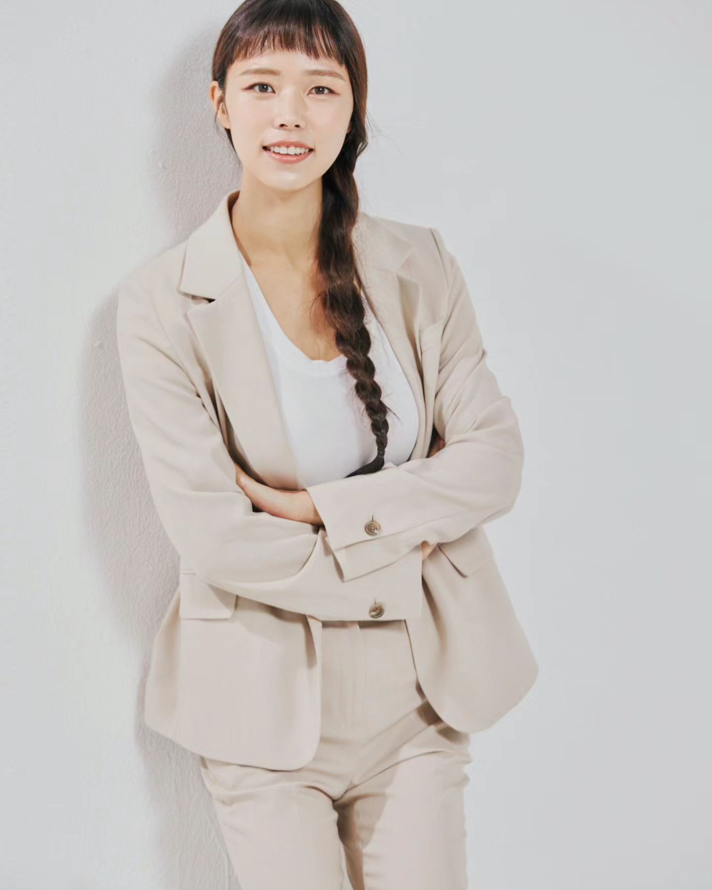 #ad
얼마전에 좋은 기회로 프로필 촬영을 하게 되었다!
급 촬영하게 되어 준비가 미흡했던 포토바보를
작가님께서 편하게 잘 끌어주셨다!

이제서야 원본 체크하고  부랴부랴 보정요청본 넘겨드리고
원본 먼저 냅다 올려버리기

지난 야외촬영으로 피부가 너무 탔다...🥹
차라리 더 태워버릴까..?

#비비드스튜디오 #프로필사진 #배우프로필사진 #배우프로필 #연기자프로필 #여자프로필사진 #프로필사진촬영 #프로필사진잘찍는곳 #프로필스튜디오 #광고모델 #광고모델프로필