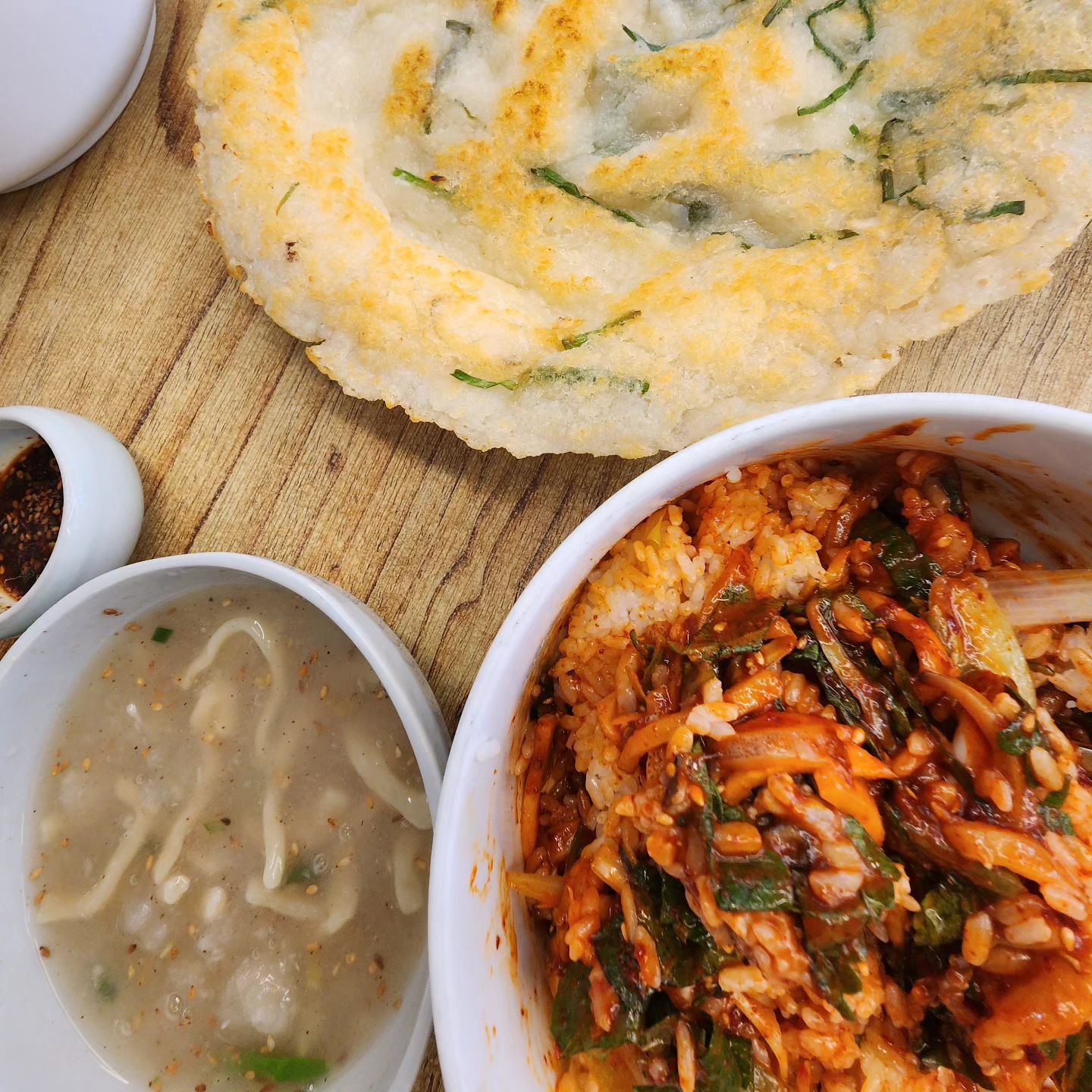 점심 
회덮밥과감자전
옹심이맛집이라는데 꼭 옹심이빼고
먹고옴 ㅋㅋ
메뉴중 회국수가 젤 맛있더라고요
.
.
.
.#속초회국수맛집#속초회국수#속초맛집#감자옹심이#속초감자옹심이#감자바우