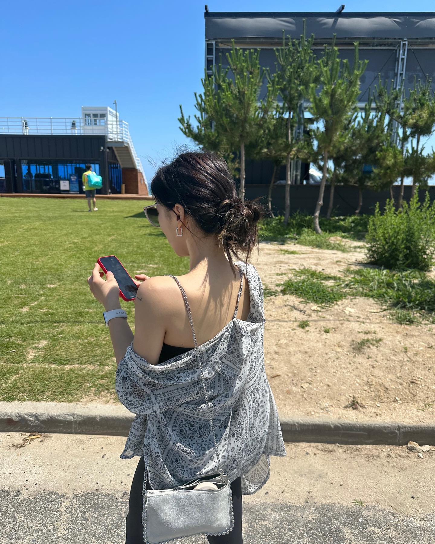 #협찬 #라구나비치
비올까봐 넘 걱정했는데 
날씨가 너무 좋은거예요!!!😍😍
아직 바닷물이 찰것같아서 서핑은 패슈
풀장이 바로 옆에 있어서
이쪽에서 패들링과 일어서는걸 연습하고 
바다로 나가더라규요!!! 
그리고 보드를 들고 바다까지 나가야하는데
바다도 바로 코앞인거예요!!!!
전에는 낑낑대며 보드들고가는게 넘힘들었은데..
좀더 따뜻해지면 여기서 서핑해야겠어요!!

제공해주신 음식 퀄리티.. 대박...
원래 샴페인도 챙겨주시려했는데
같이왔던 친구가 차를가져와서 
같이 아메리카노 마셨어용✌️

7/15일에는 GS25 뮤비페 한다던데!!
넘나 다시 가고시퍼지자나용...😍😍

#양양 #양양가볼만한곳 #서피비치 #서핑 #하조대 #뮤비페 #양양여행 #양양핫플레이스 #양양서핑 #양양핫플 #양양핫플레이스 #양양브런치 #하조대맛집 #여행지추천 #여행사진 #양양서피비치 #여행룩 #여행룩코디 #여름코디 #여름패션 #뒷태샷 #필라테스강사 #여행다녀왔습니다