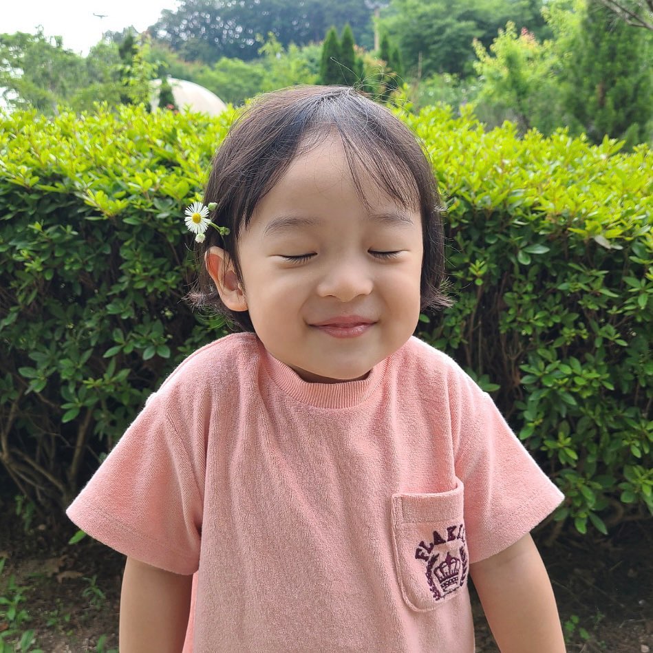 .
6월의 어느날
강원도 여행 가는 길..🌸
.

#1096days
#36months #36monthsbaby #36개월아기 #36개월아들 
#생후1096 #4살 #4살아기 #4살아기일상
#흰쥐띠 #아들맘 #아들맘그램 #아들일상 #아들스타그램 #아들 #사랑해 #아가스타그램 #육아기록 #모찌 #모찌일상 #성장일기 #강원도여행 #가족여행 #강원도 #휴게소
#쥐띠맘 #일상 #데일리 #지한이가사는집 #모찌한