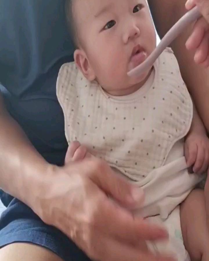 D+184 교정일+126

몸무게 빨리 안늘어서 이유식
빨리시작했는데 너무 잘먹음 
완뚝!!!! 완밥!!!!

오늘부터는 2배로 줄께!!

하무니 하부지가 주는 이유식 잘먹네 이하람🥰