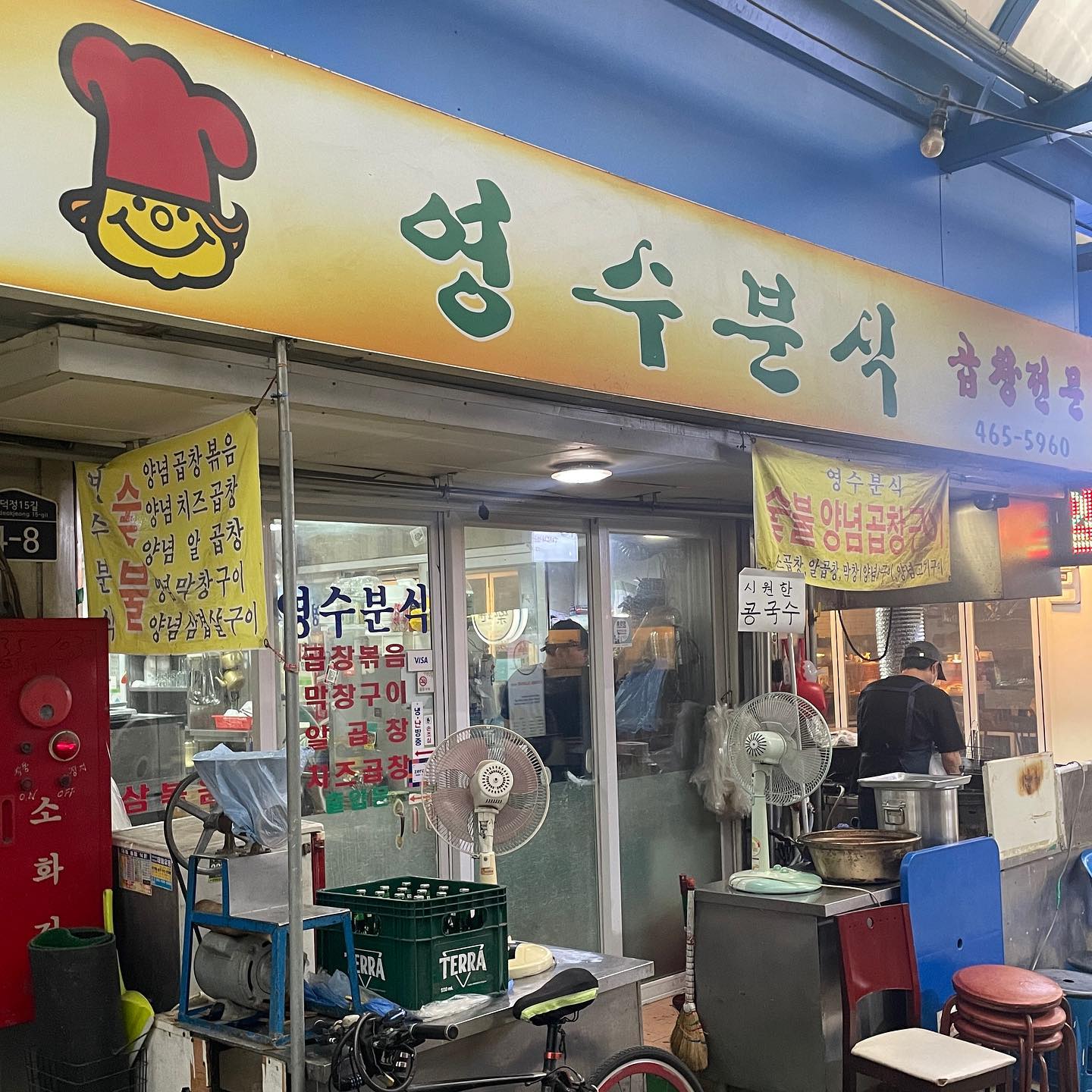 🐖
시장 내 노포는 맛집이라는 불변의 진리
성수 뚝도시장에 위치한 영수분식도 그러했다
정갈한 기본 찬부터 치즈 곱창, 마지막 볶음밥까지 모자람 없이 완벽했다

곱창구이 자체는 숯불 향이 가득했고 생각보다 매콤했다
(기본 맵기가 틈새라면 정도이고, 맵기 조절도 가능)

치즈 곱창은 2인분부터 주문이 가능했고, 볶음밥을 먹을 예정이라면 양념을 조금 남겨놓아야 한다

아쉬운 점은 시장 내 화장실이 많이 노후되어서 예민한 사람은 다소 불편할 수 있다

📍 서울 성동구 성덕정15길 4-8
⏰월-토 / 11:30-22:00
BK. 13:20-14:00
LO. 21:00
일요일 휴무

#성수맛집 #시장맛집 #곱창맛집 #치즈곱창 #먹스타그램 #맛집기록 #술안주추천 #성수술집 #성수동핫플 #성수동술집